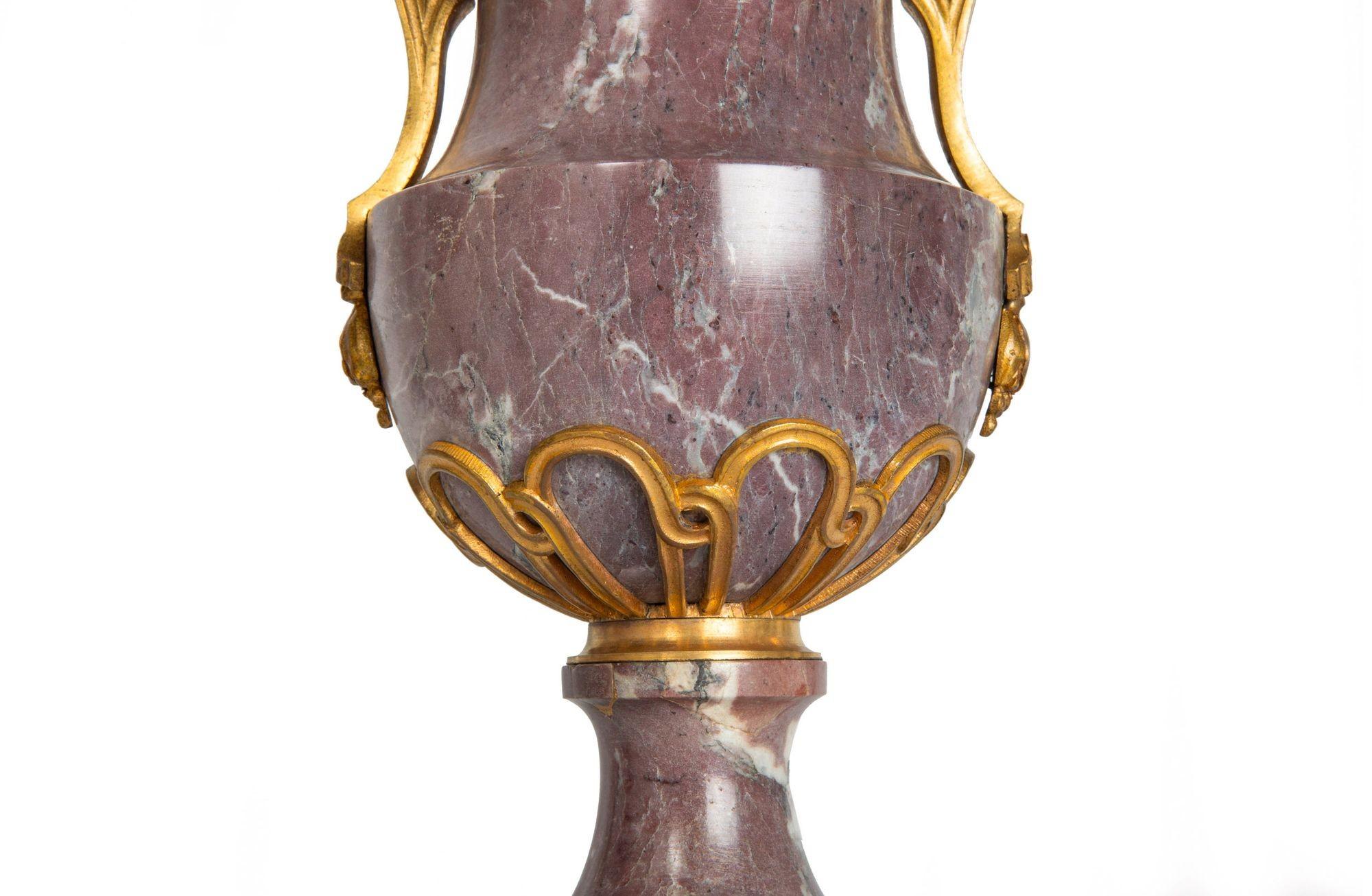 Coppia di vasi francesi del XIX secolo in stile Luigi XVI in bronzo antico e marmo viola in vendita 7