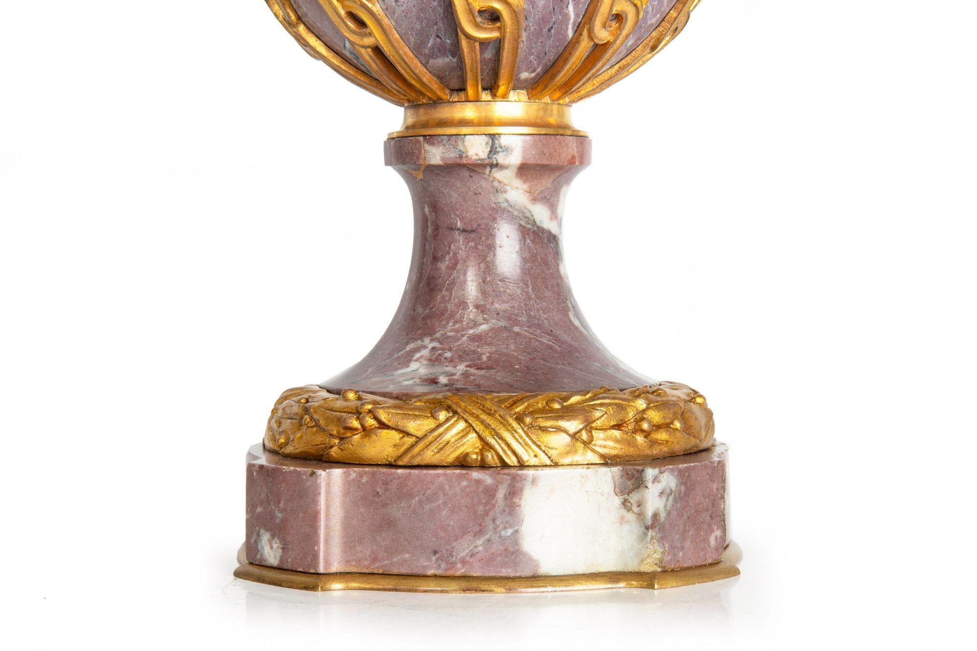 Coppia di vasi francesi del XIX secolo in stile Luigi XVI in bronzo antico e marmo viola in vendita 8