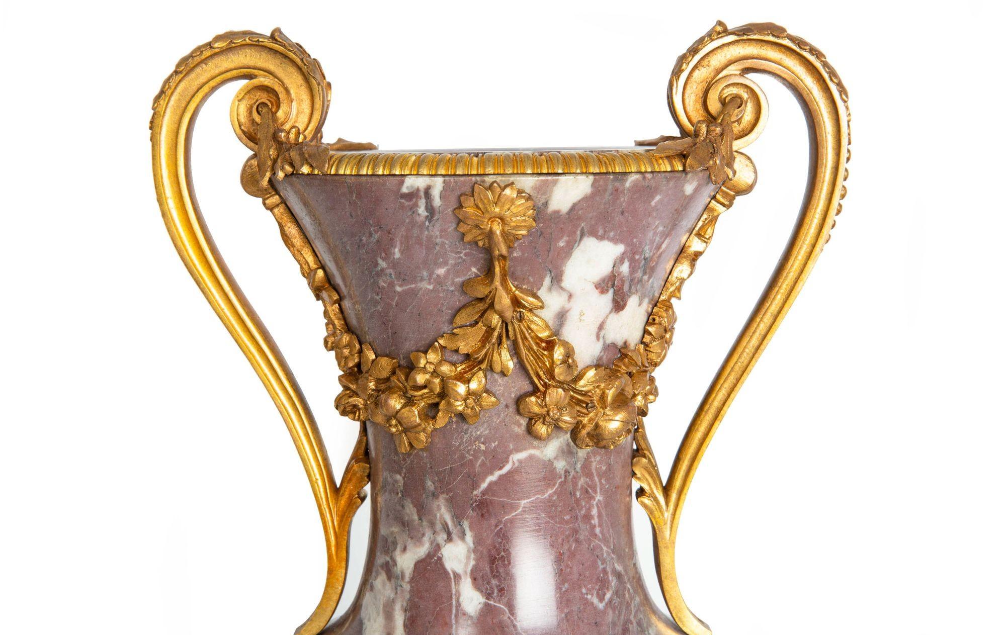 Coppia di vasi francesi del XIX secolo in stile Luigi XVI in bronzo antico e marmo viola in vendita 9