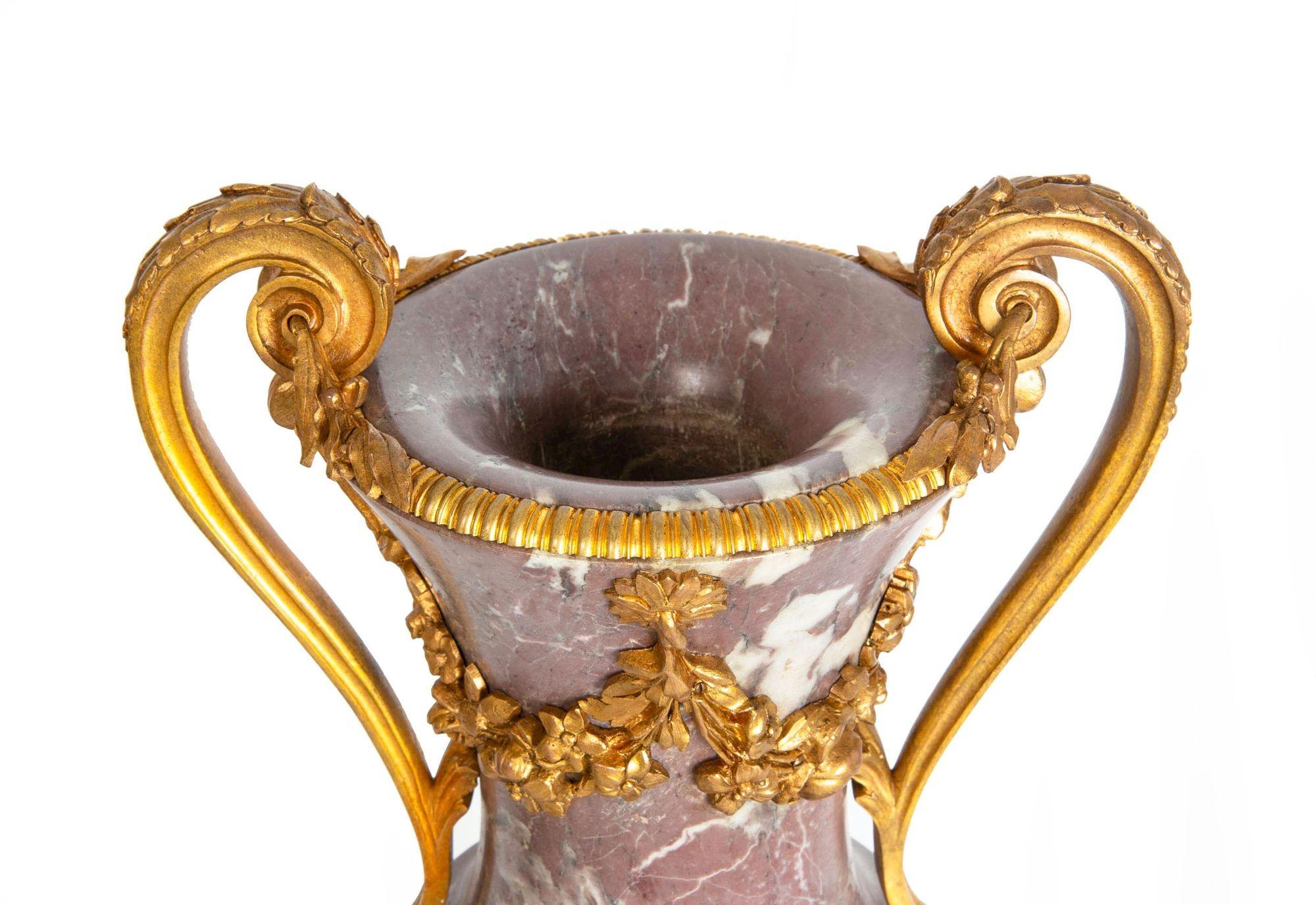 Coppia di vasi francesi del XIX secolo in stile Luigi XVI in bronzo antico e marmo viola in vendita 10