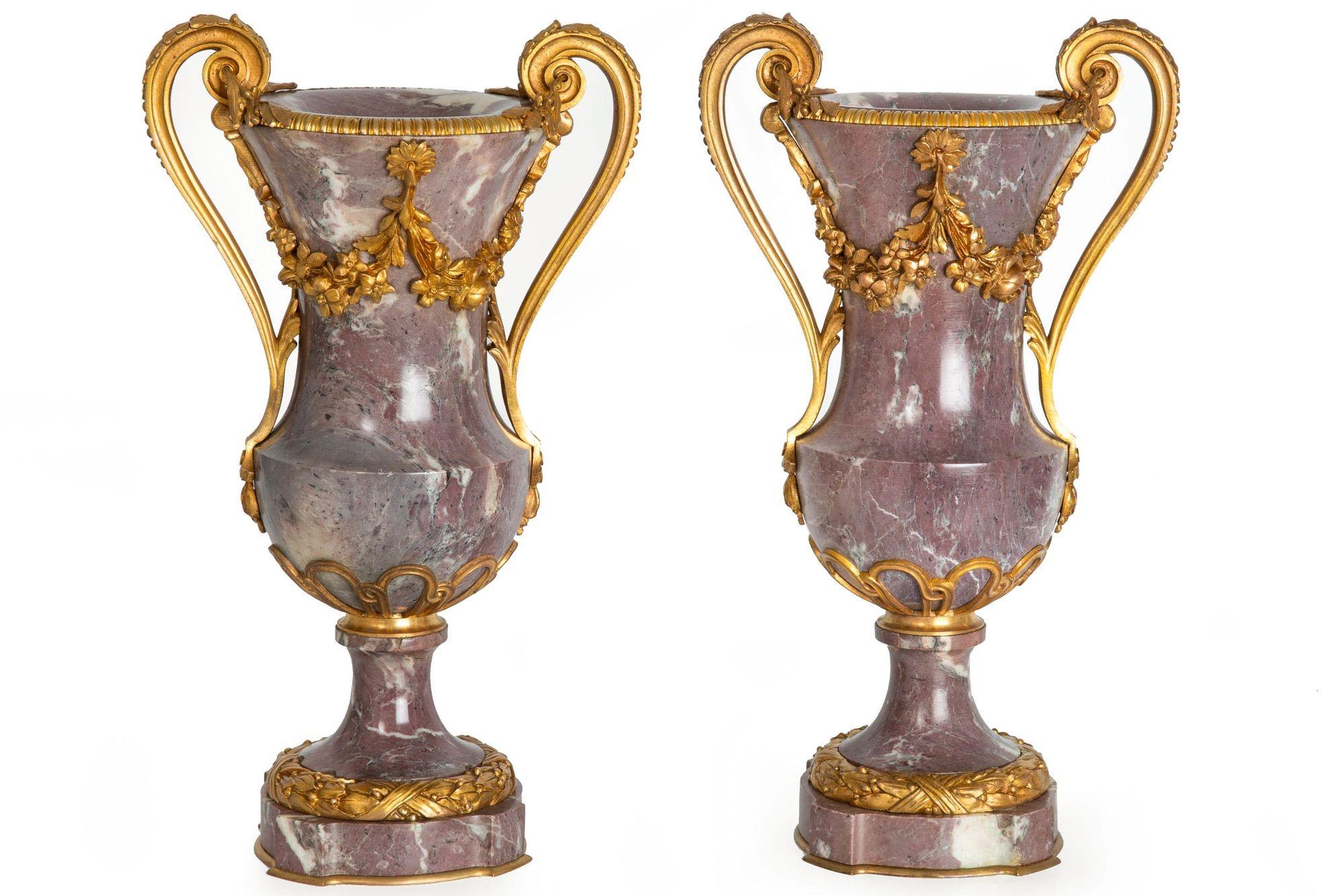 COPPIA DI VASI IN MARMO CON MONTATURA IN BRONZO DI VIOLETTE IN STILE LUIGI XVI
Terzo trimestre del XIX secolo circa
Articolo # 403TET18P

Una bella coppia di vasi abbinati in stile Luigi XV dell'epoca di Napoleone III, caratterizzati dalla deliziosa