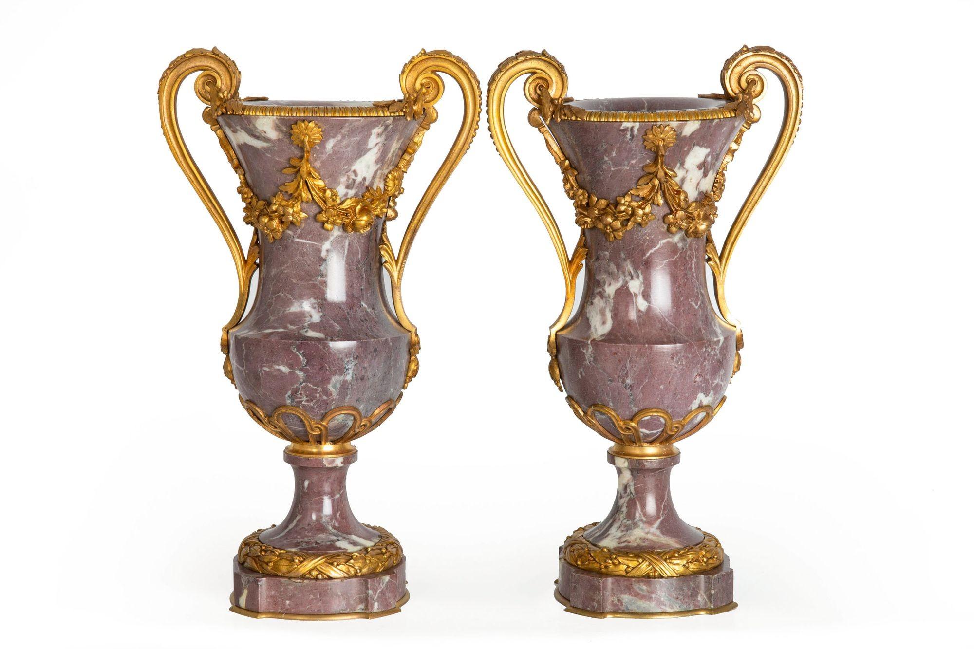 Dorato Coppia di vasi francesi del XIX secolo in stile Luigi XVI in bronzo antico e marmo viola in vendita