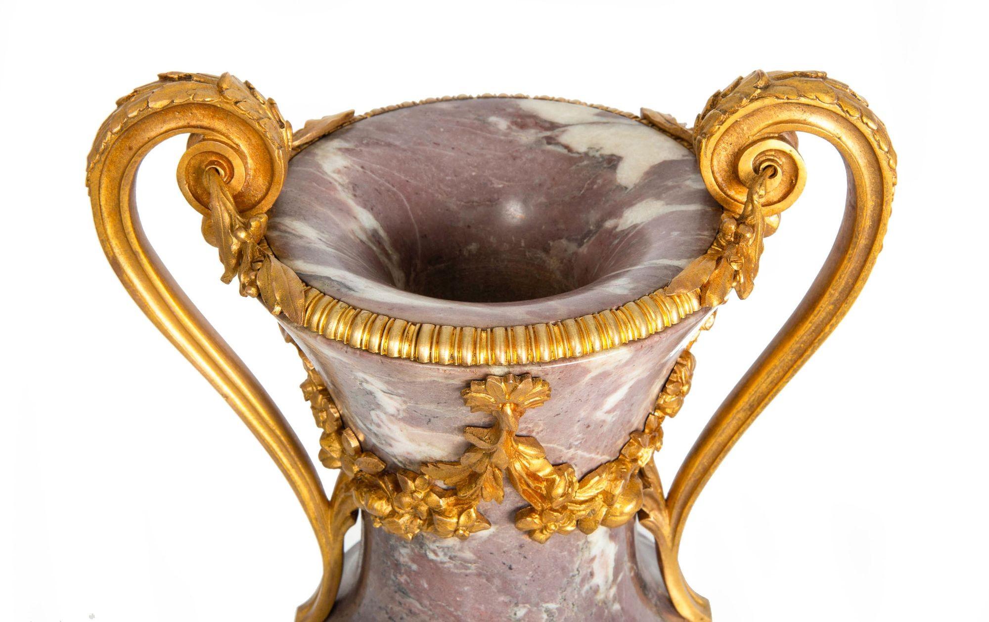 Bronzo Coppia di vasi francesi del XIX secolo in stile Luigi XVI in bronzo antico e marmo viola in vendita