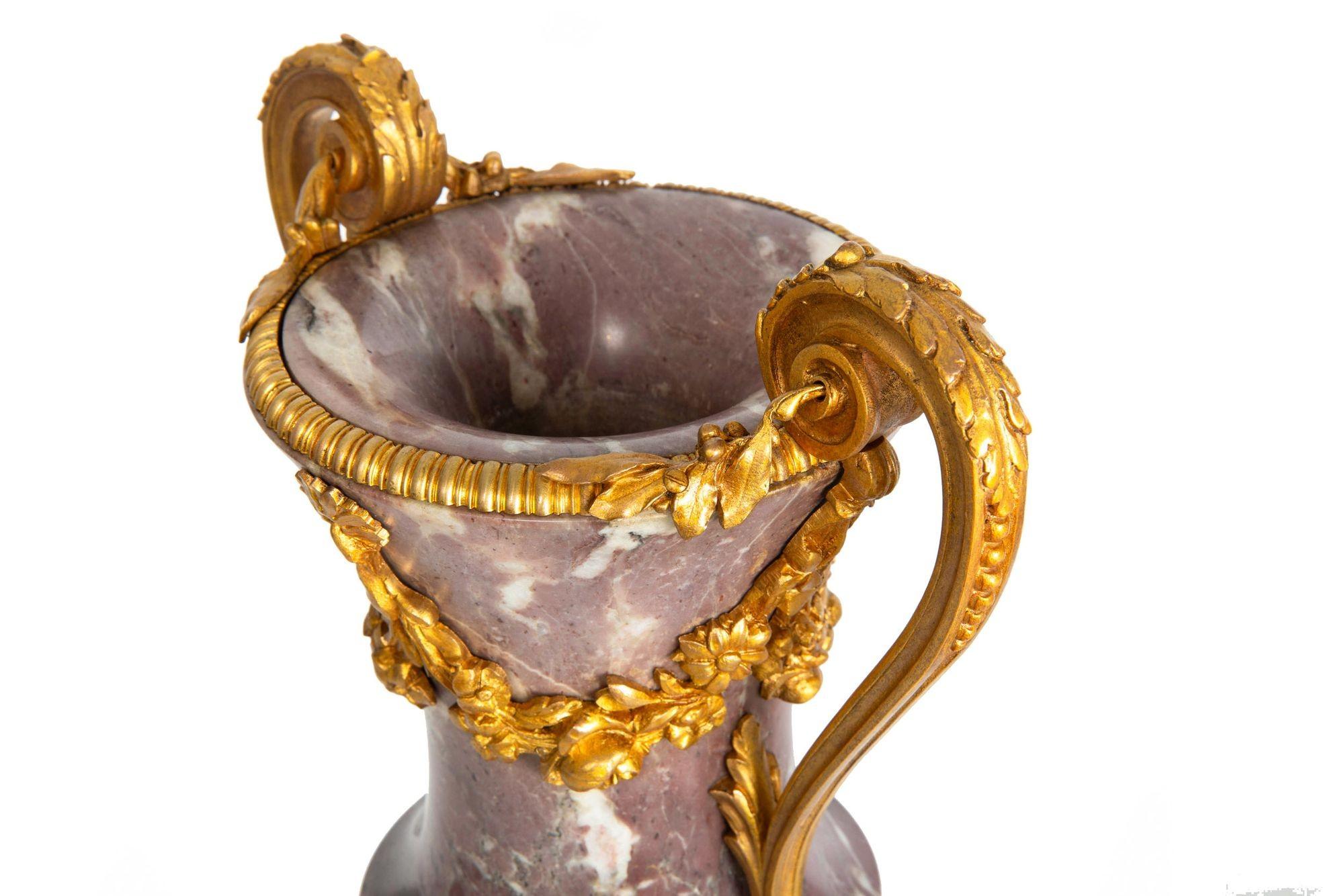 Coppia di vasi francesi del XIX secolo in stile Luigi XVI in bronzo antico e marmo viola in vendita 1