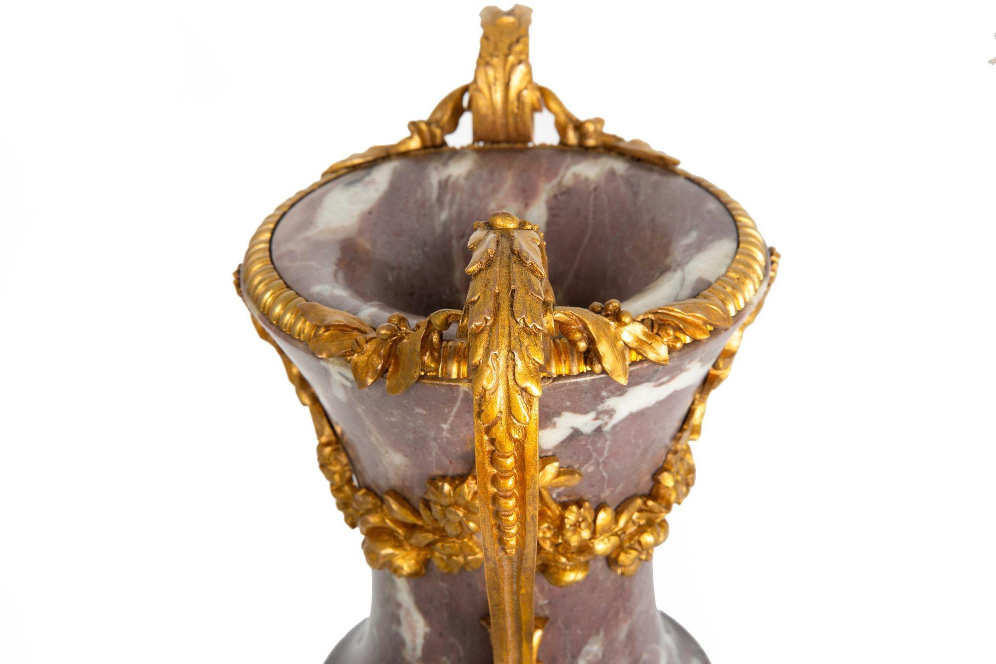 Coppia di vasi francesi del XIX secolo in stile Luigi XVI in bronzo antico e marmo viola in vendita 2