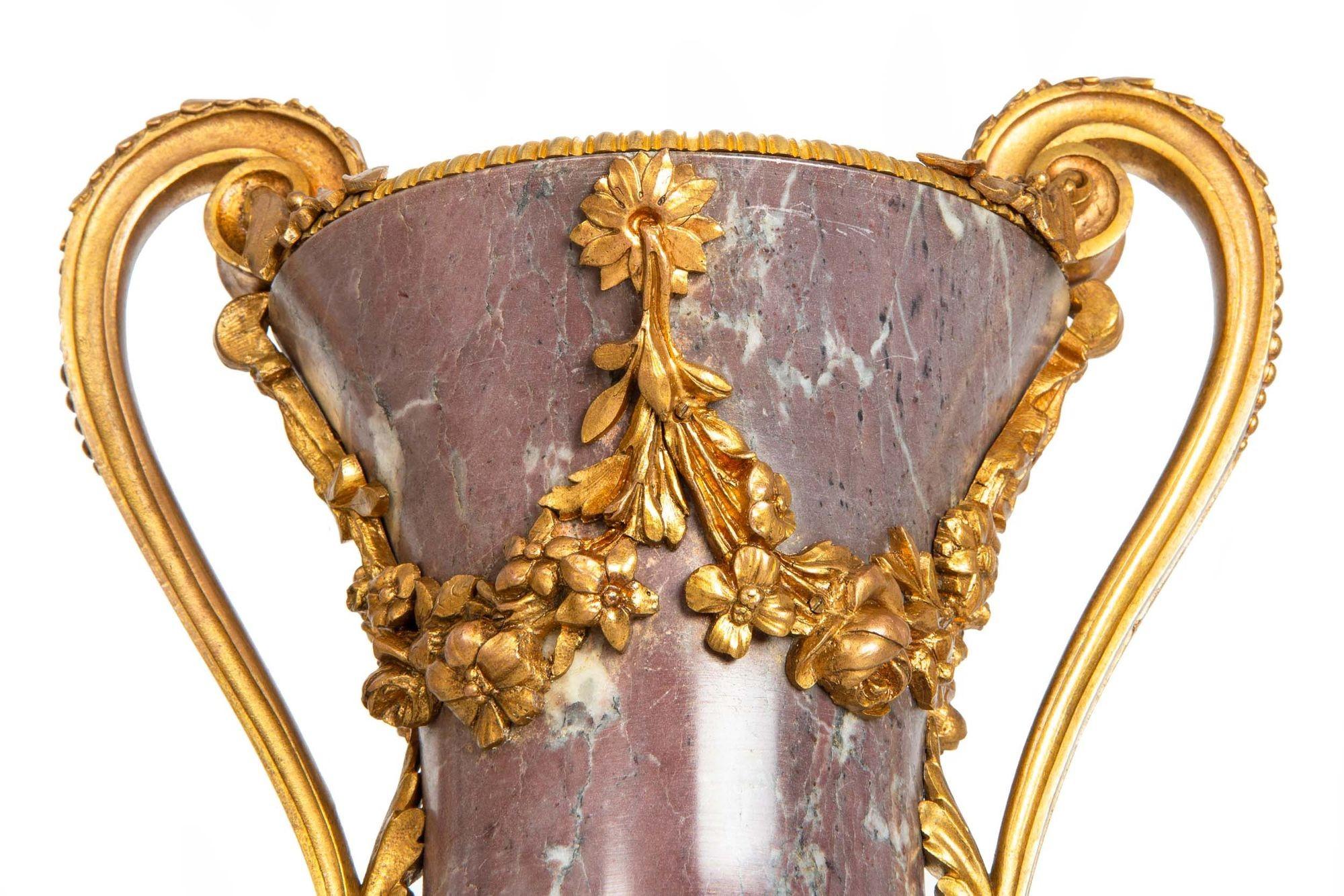 Coppia di vasi francesi del XIX secolo in stile Luigi XVI in bronzo antico e marmo viola in vendita 3