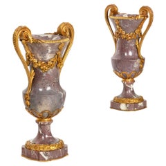 Paire de vases français de style Louis XVI du 19ème siècle en bronze ancien et marbre violet