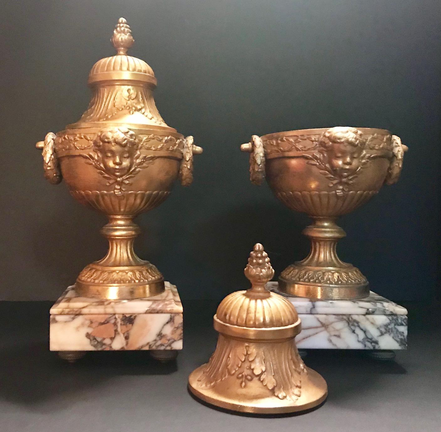 19th Century Pair of French Louis XVI Style Gilt Bronze lidded Urns  (Vergoldet)
