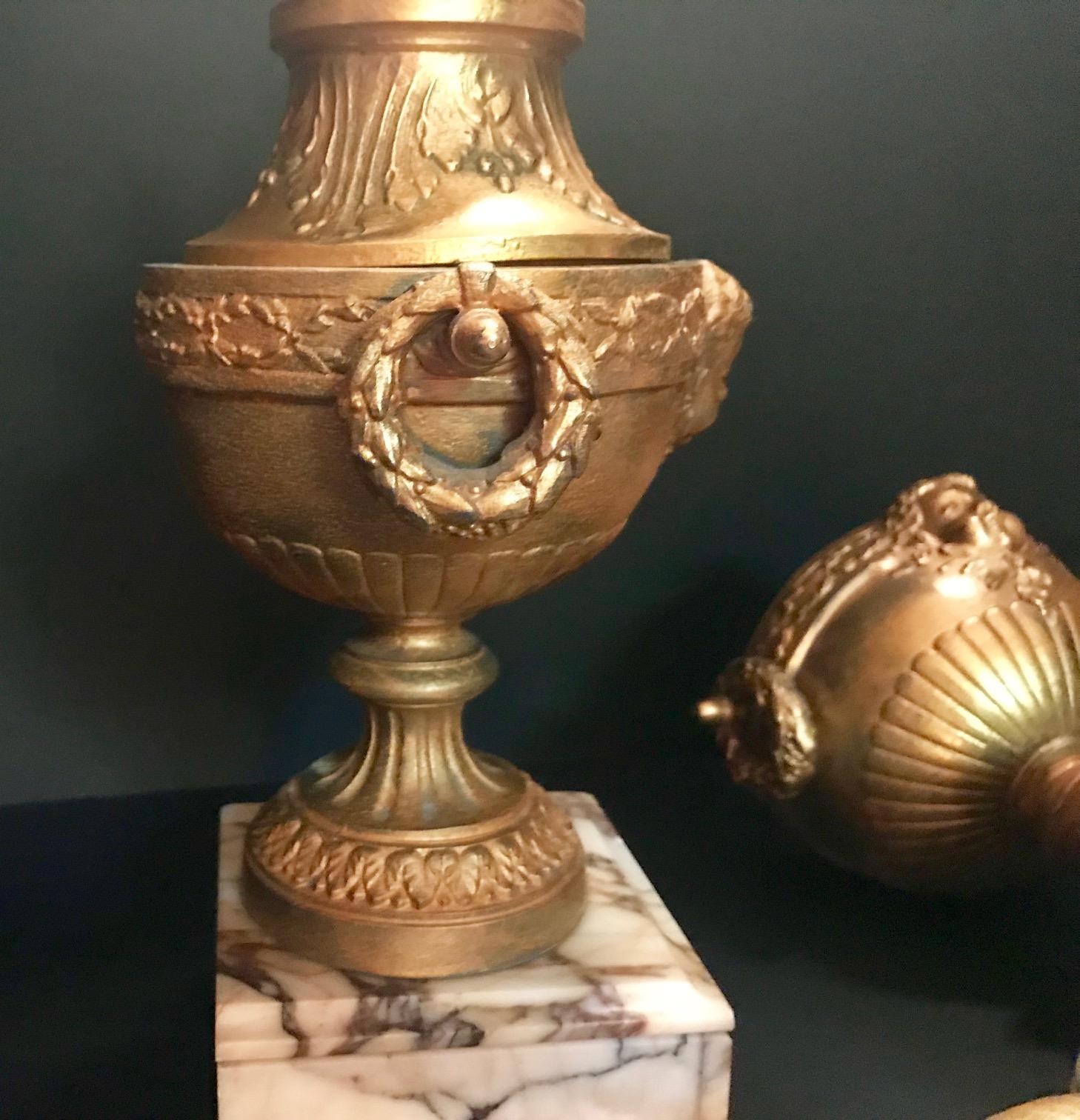 19th Century Pair of French Louis XVI Style Gilt Bronze lidded Urns  (19. Jahrhundert)