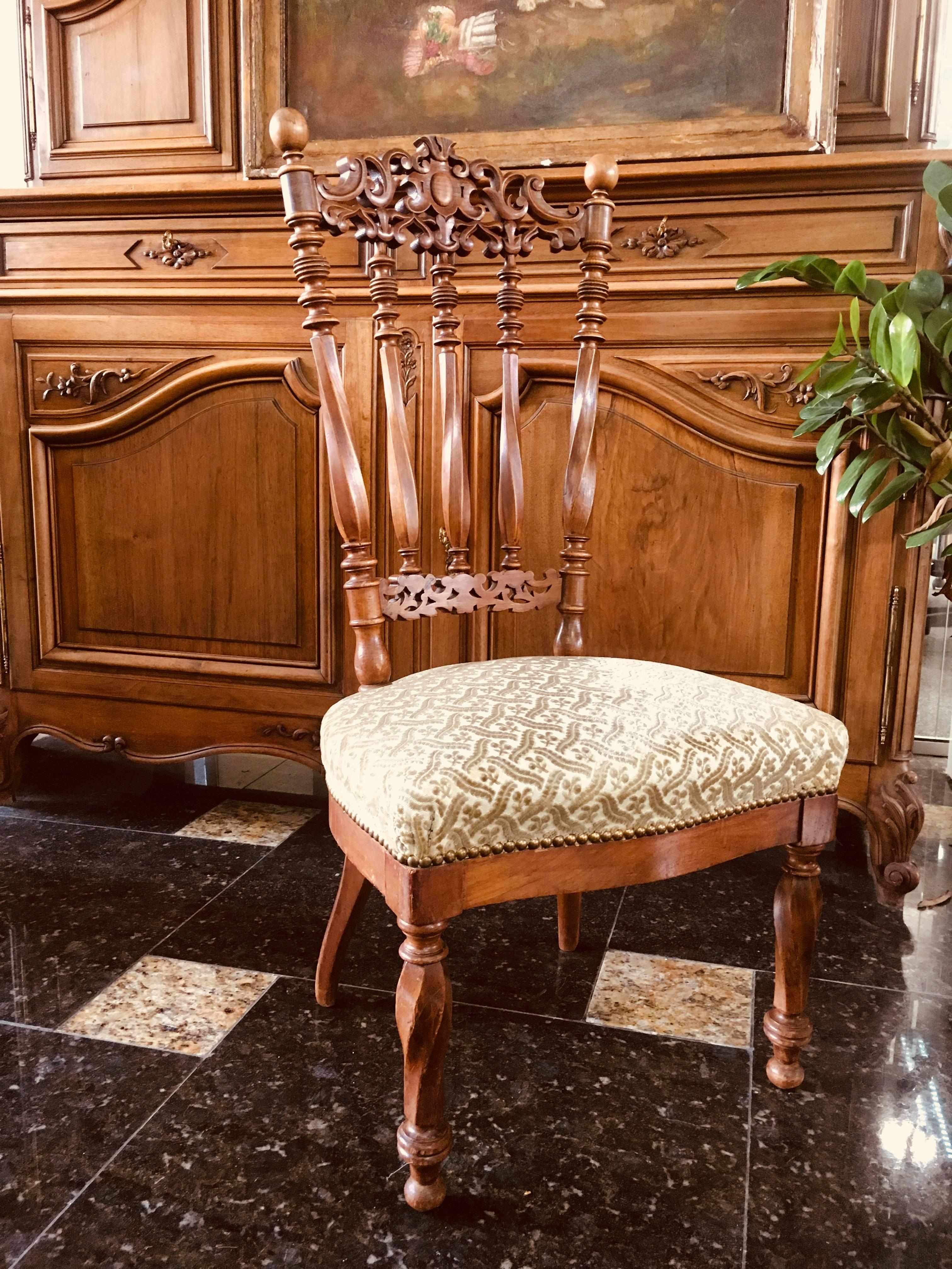 Paar Stühle aus Naturholz mit durchbrochener Rückenlehne, verziert mit kleinen Säulen und schöner geometrischer Polsterung. Perfekter Zustand,
Frankreich, Ende des 19. Jahrhunderts.