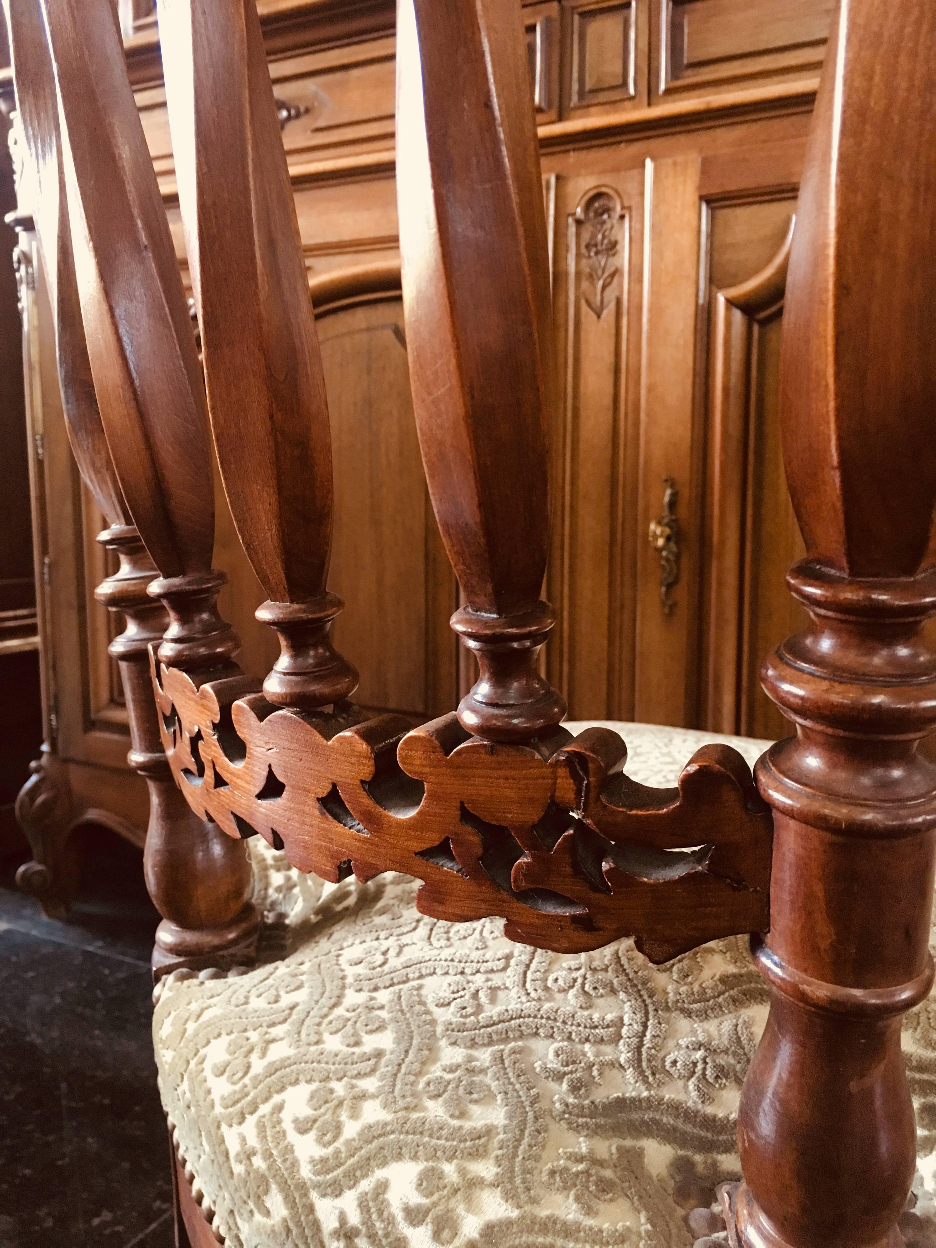 Paar französische Stühle aus Naturholz mit durchbrochener Rückenlehne aus dem 19. Jahrhundert im Zustand „Hervorragend“ im Angebot in Sofia, BG