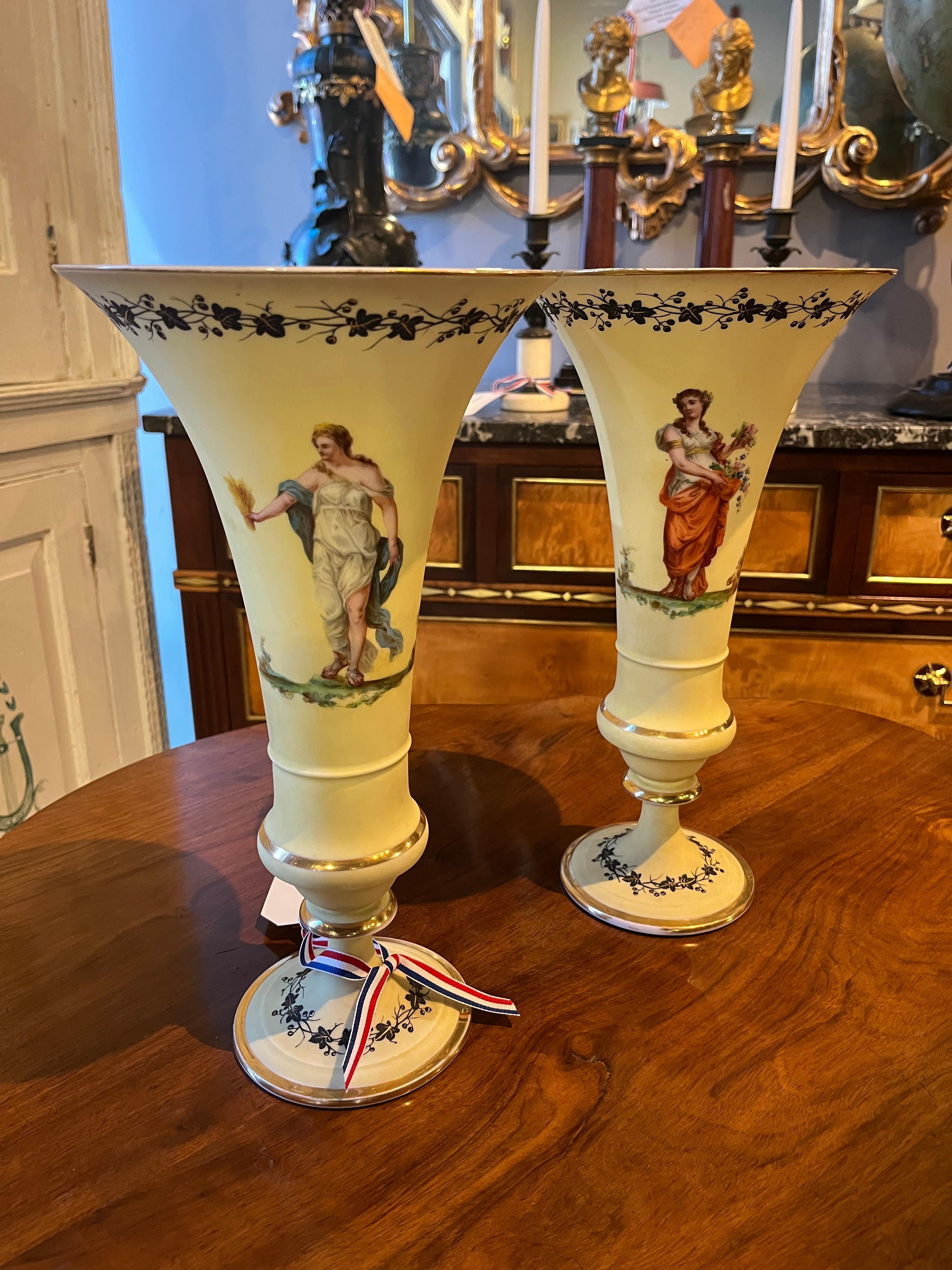 Paire de vases trompettes en opaline peints à la main au 19ème siècle - Attribué à Baccarat. Belle paire achetée en France. Usure appropriée à l'âge, voir les photos détaillées ou nous envoyer un message avec des questions. 