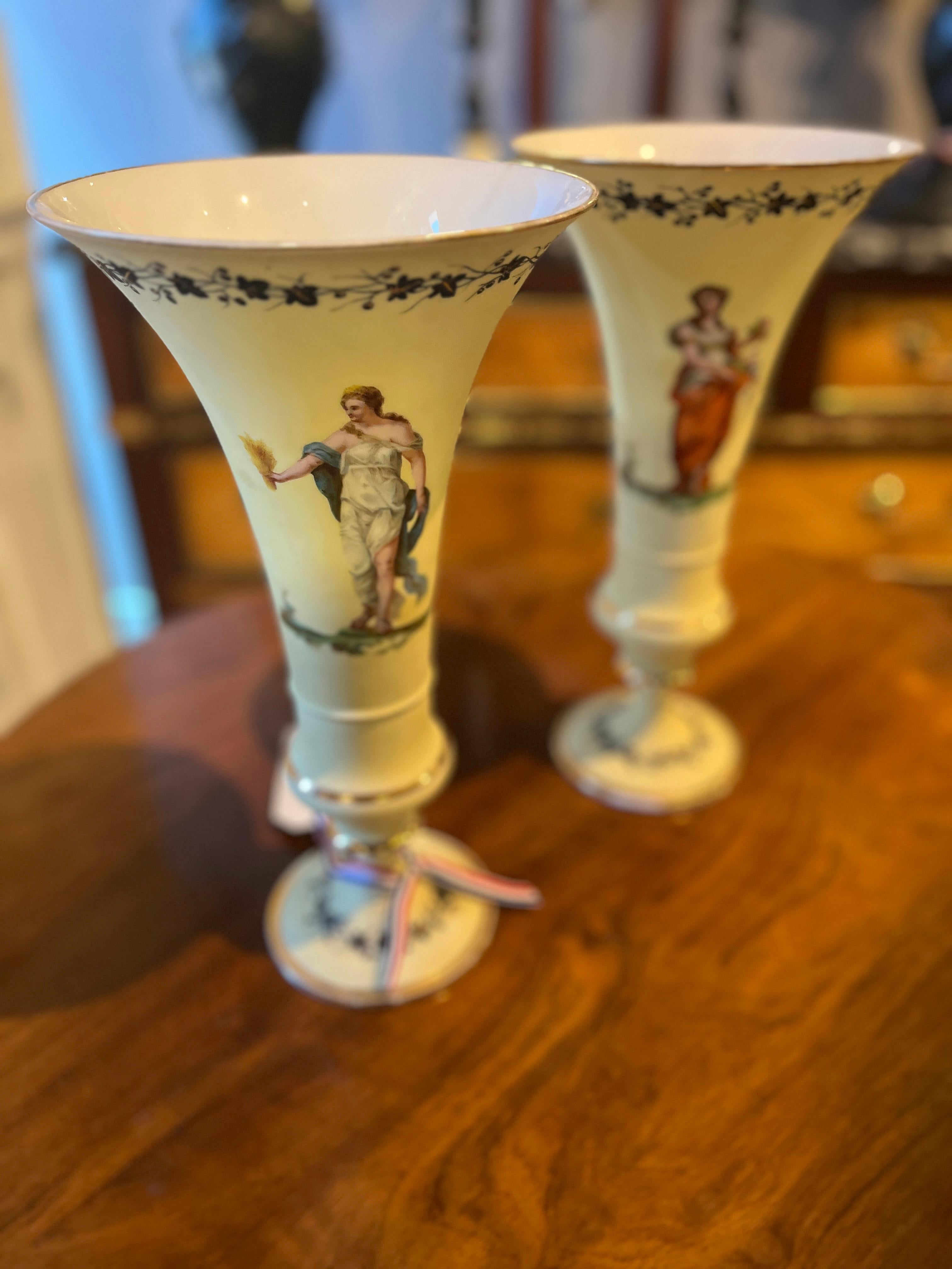 Napoléon III Paire de vases trompettes en opaline peints à la main, 19e siècle, French Opaline en vente