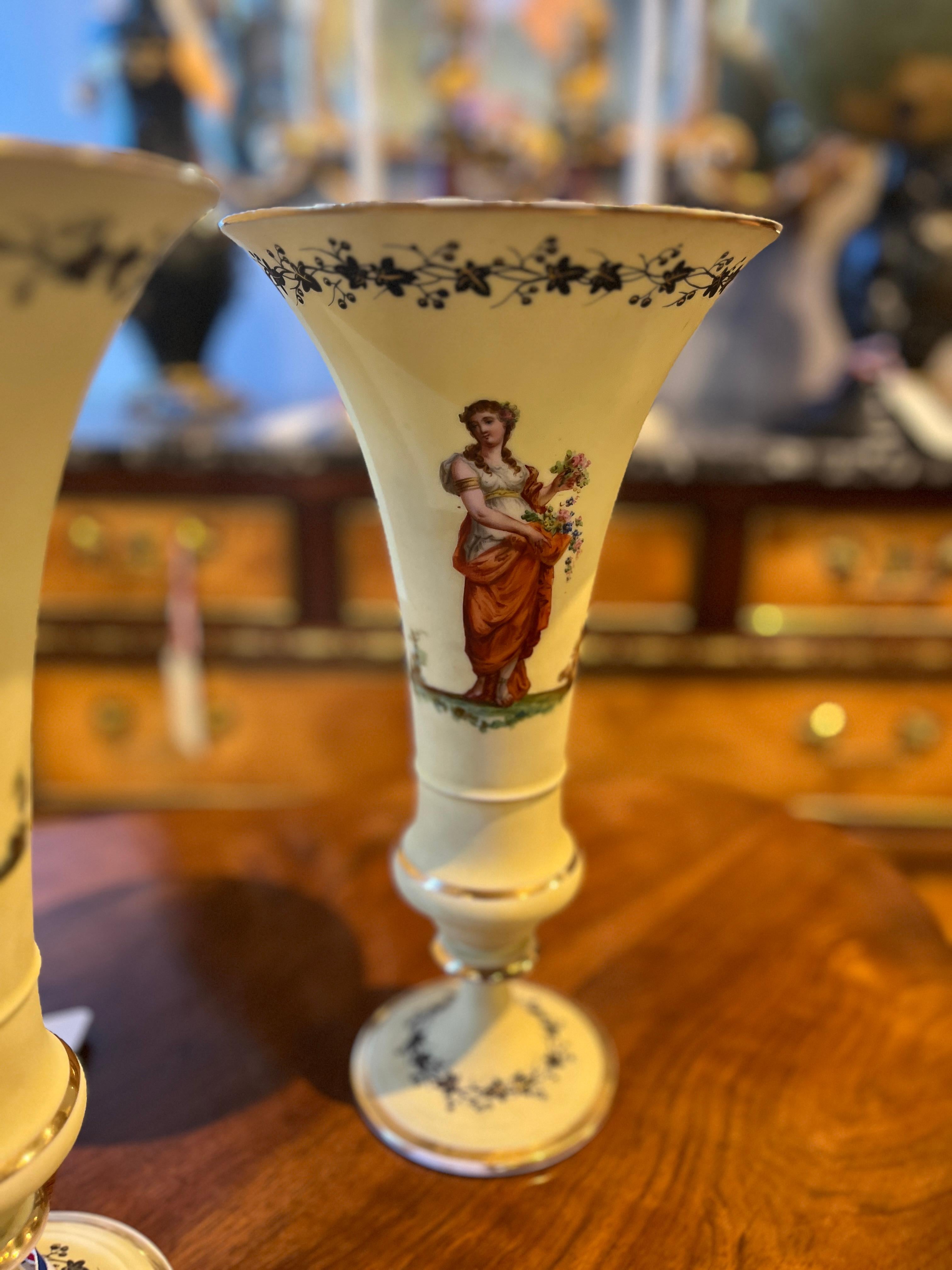 Français Paire de vases trompettes en opaline peints à la main, 19e siècle, French Opaline en vente