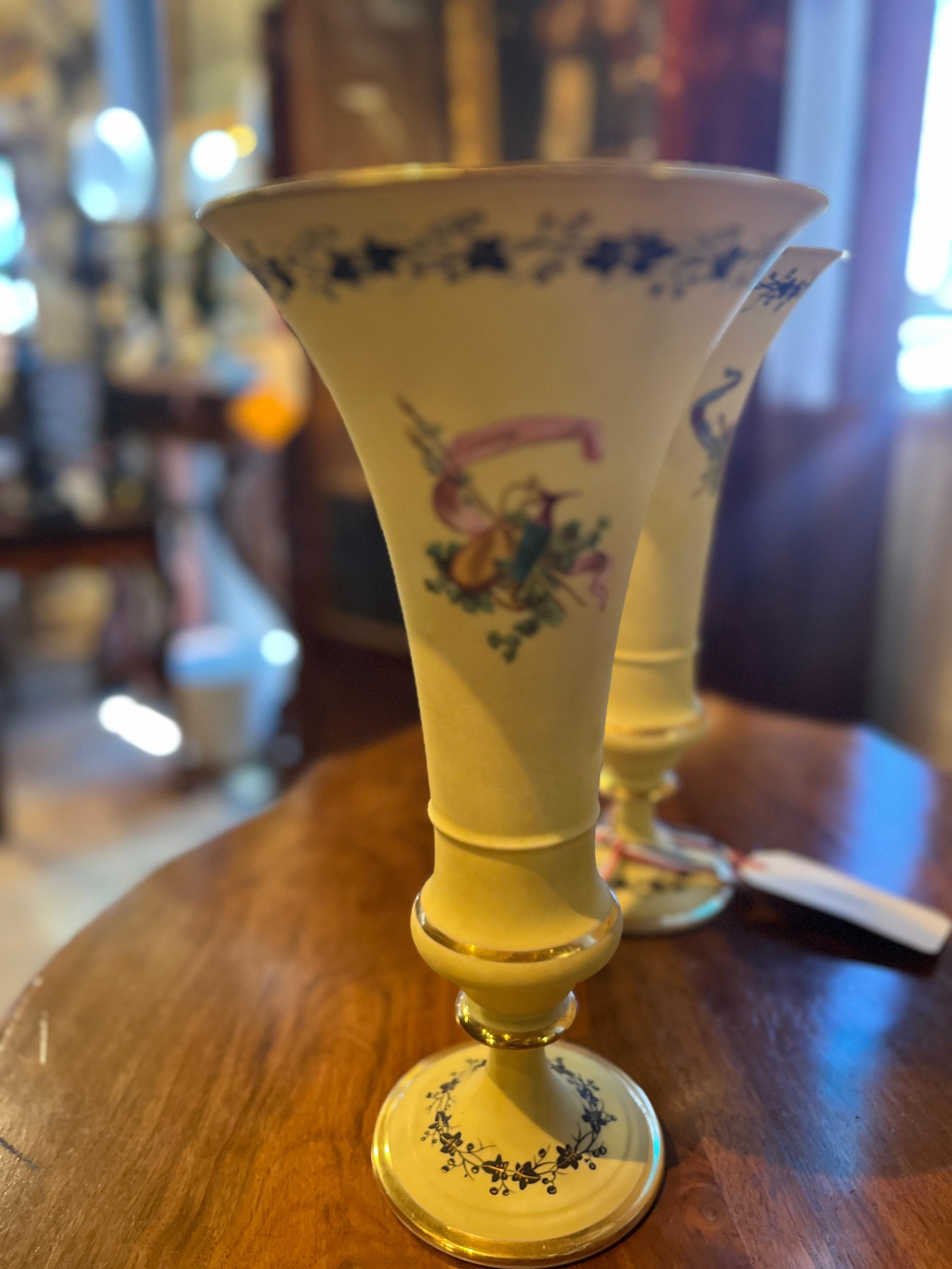 Paire de vases trompettes en opaline peints à la main, 19e siècle, French Opaline Bon état - En vente à Scottsdale, AZ