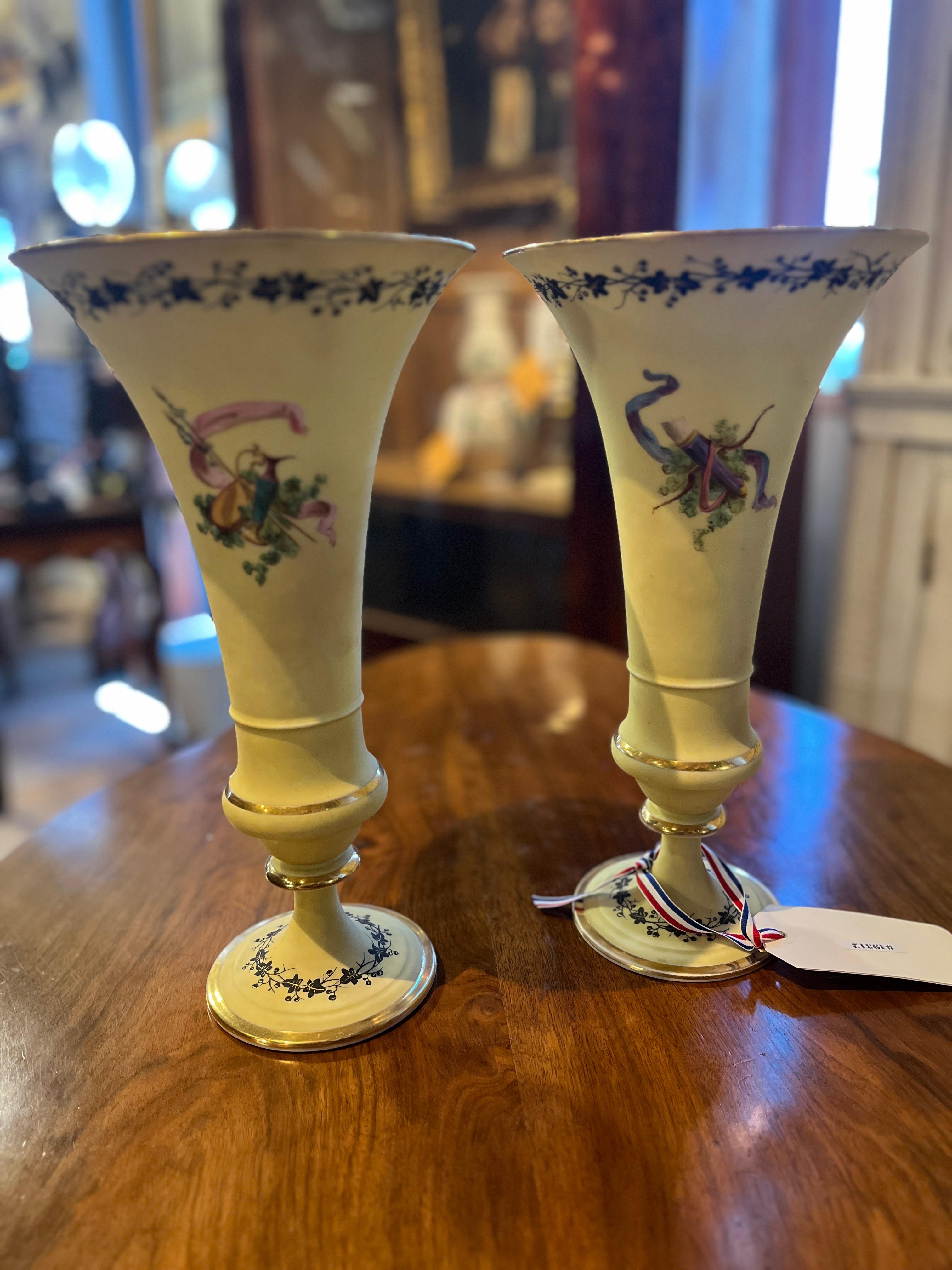 XIXe siècle Paire de vases trompettes en opaline peints à la main, 19e siècle, French Opaline en vente