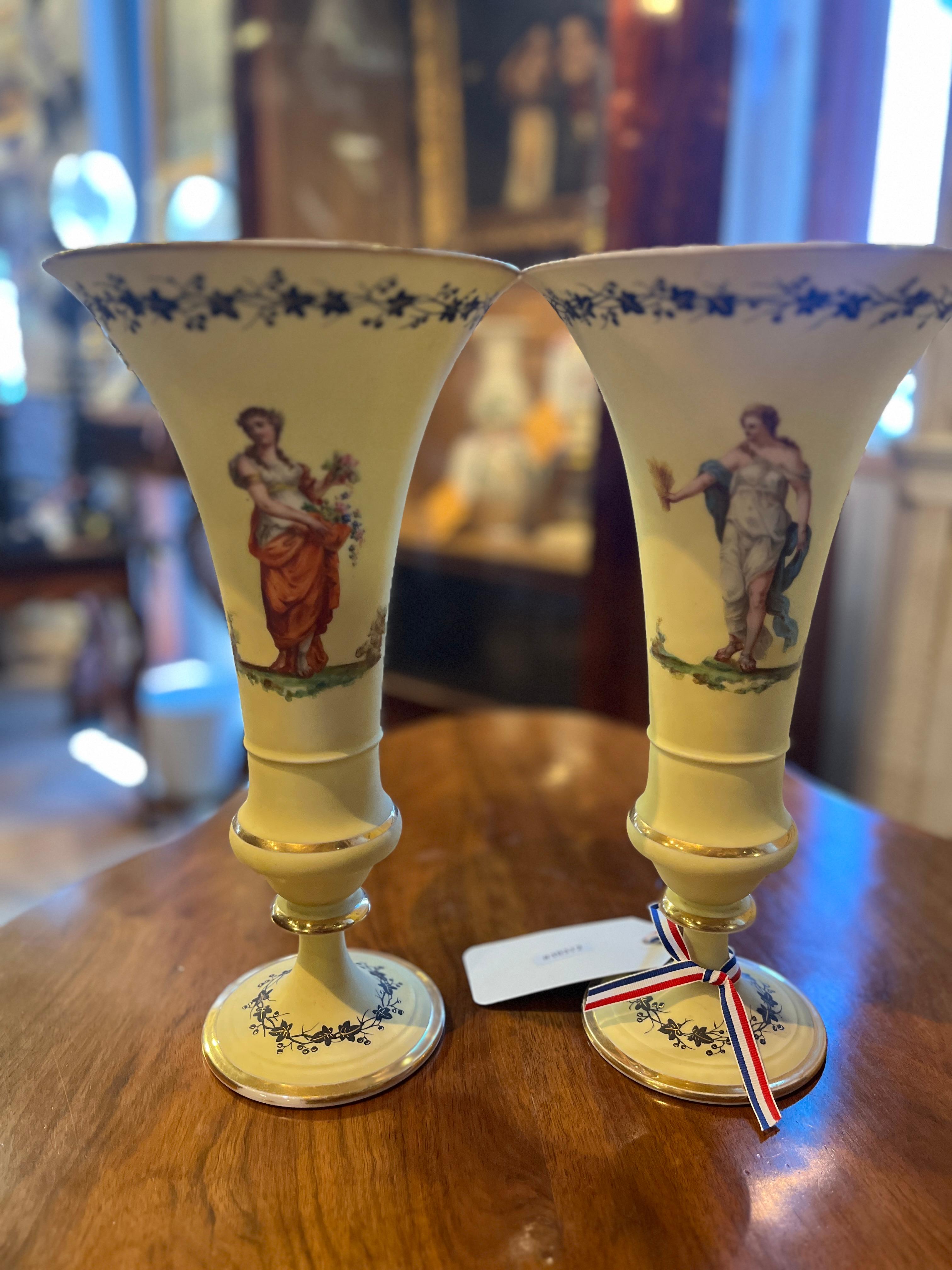 Verre opalin Paire de vases trompettes en opaline peints à la main, 19e siècle, French Opaline en vente