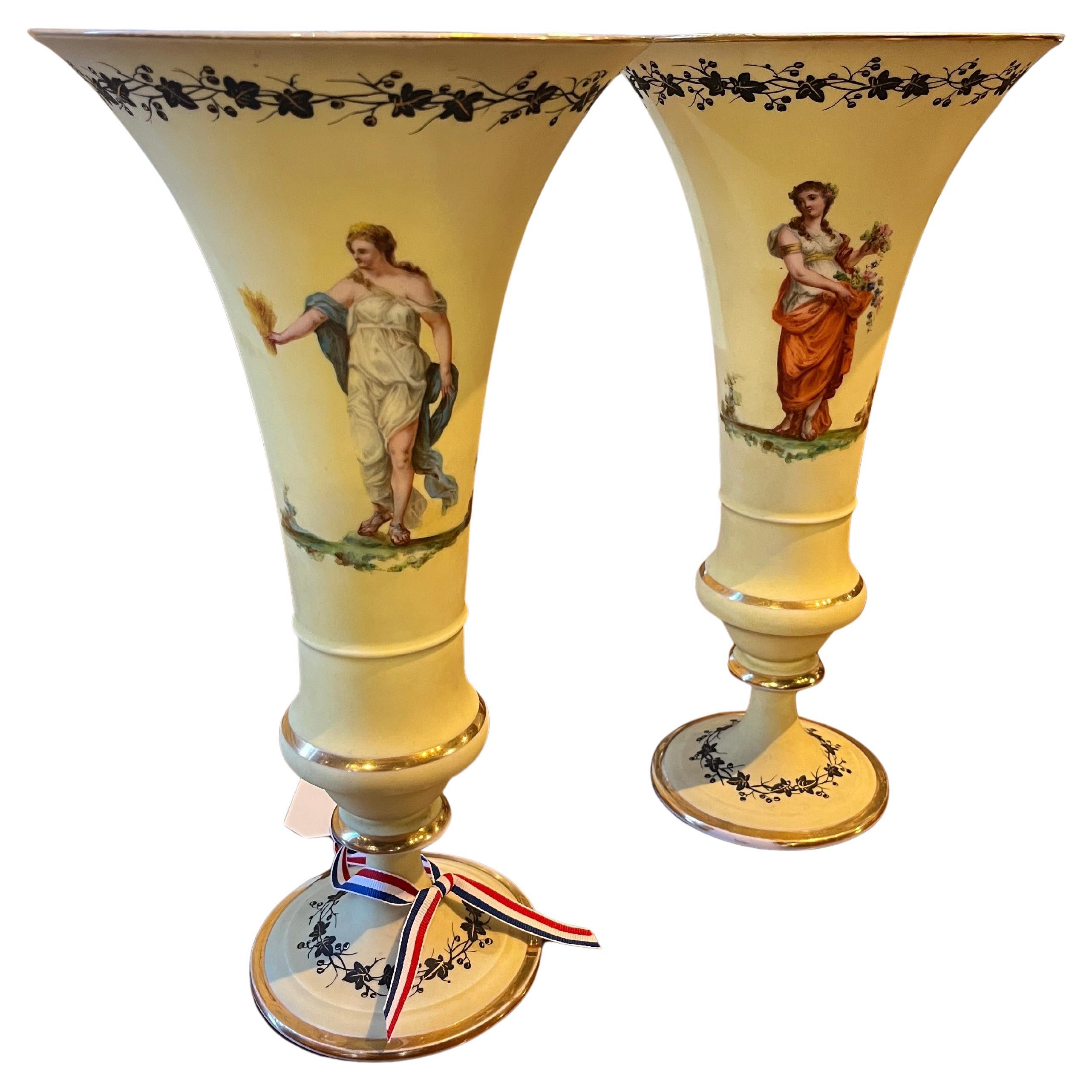 Paire de vases trompettes en opaline peints à la main, 19e siècle, French Opaline en vente