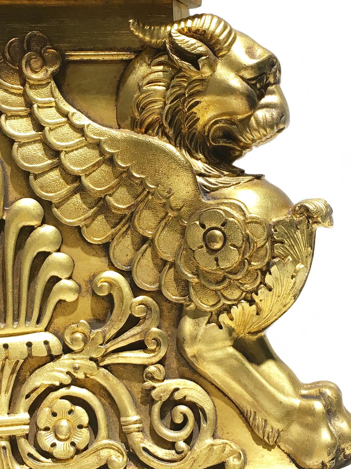 19. Jahrhundert Ein Paar französische oder russische Kandelaber aus vergoldeter Bronze, um 1830 im Zustand „Gut“ im Angebot in Milano, IT