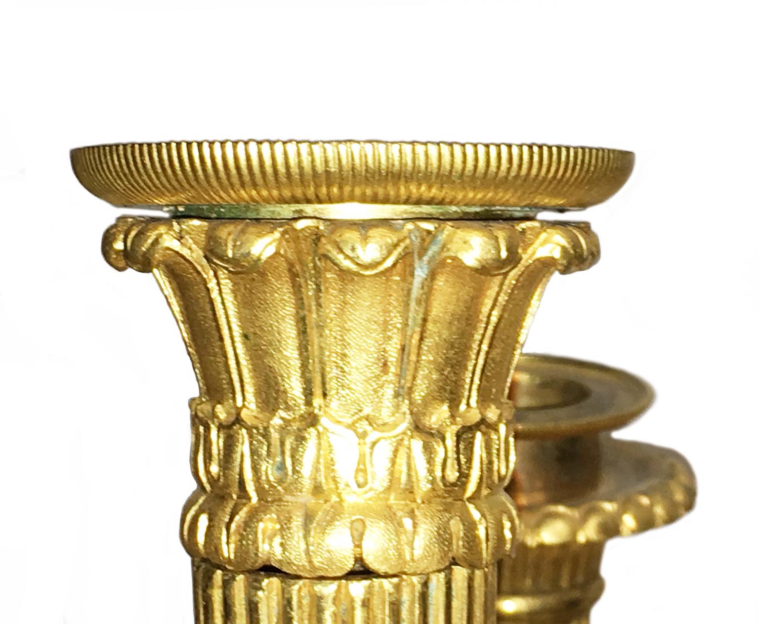 19. Jahrhundert Ein Paar französische oder russische Kandelaber aus vergoldeter Bronze, um 1830 im Angebot 2