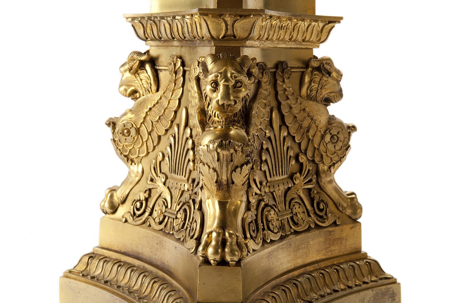 19. Jahrhundert Ein Paar französische oder russische Kandelaber aus vergoldeter Bronze, um 1830 (Neoklassisch) im Angebot