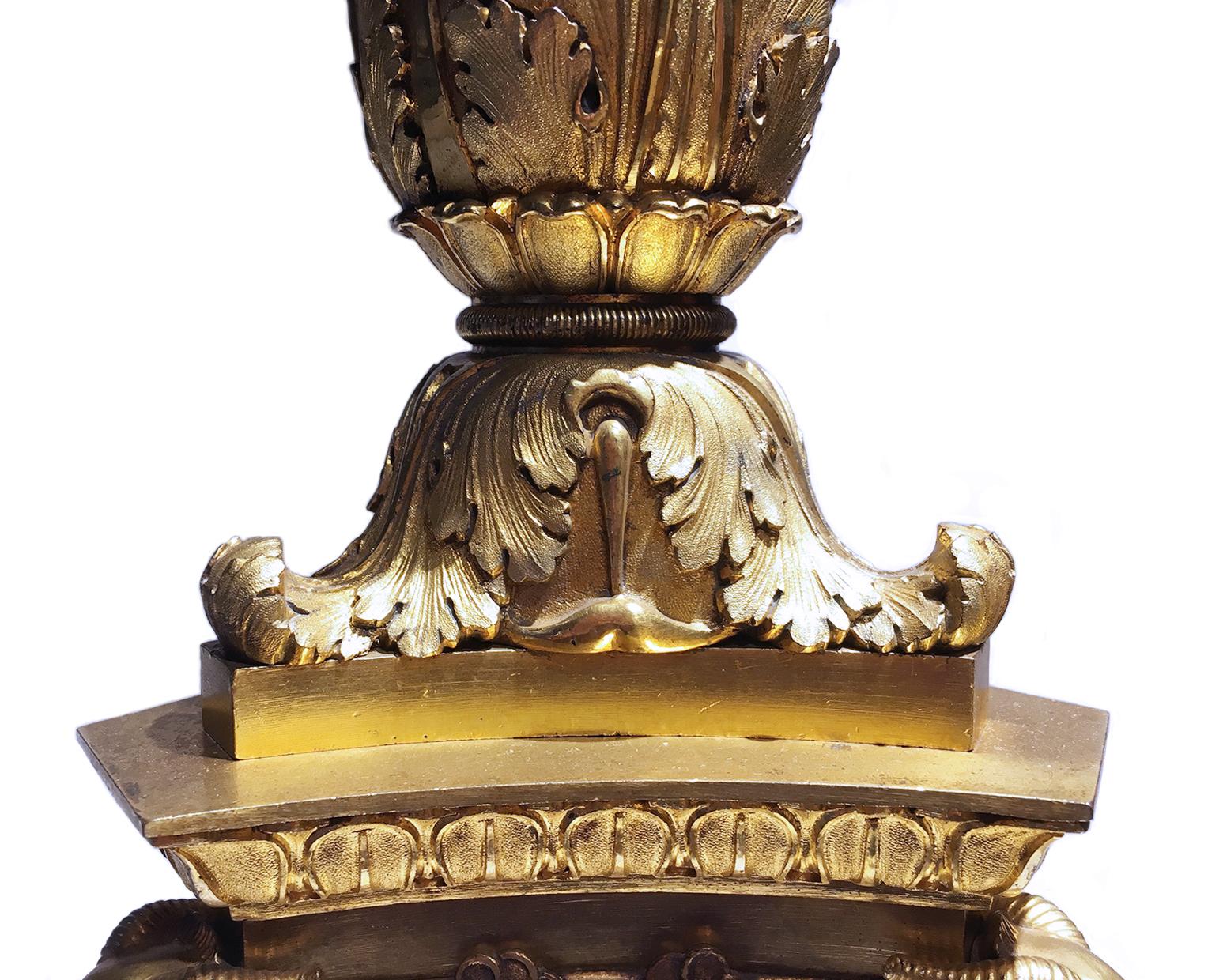 19. Jahrhundert Ein Paar französische oder russische Kandelaber aus vergoldeter Bronze, um 1830 (Französisch) im Angebot