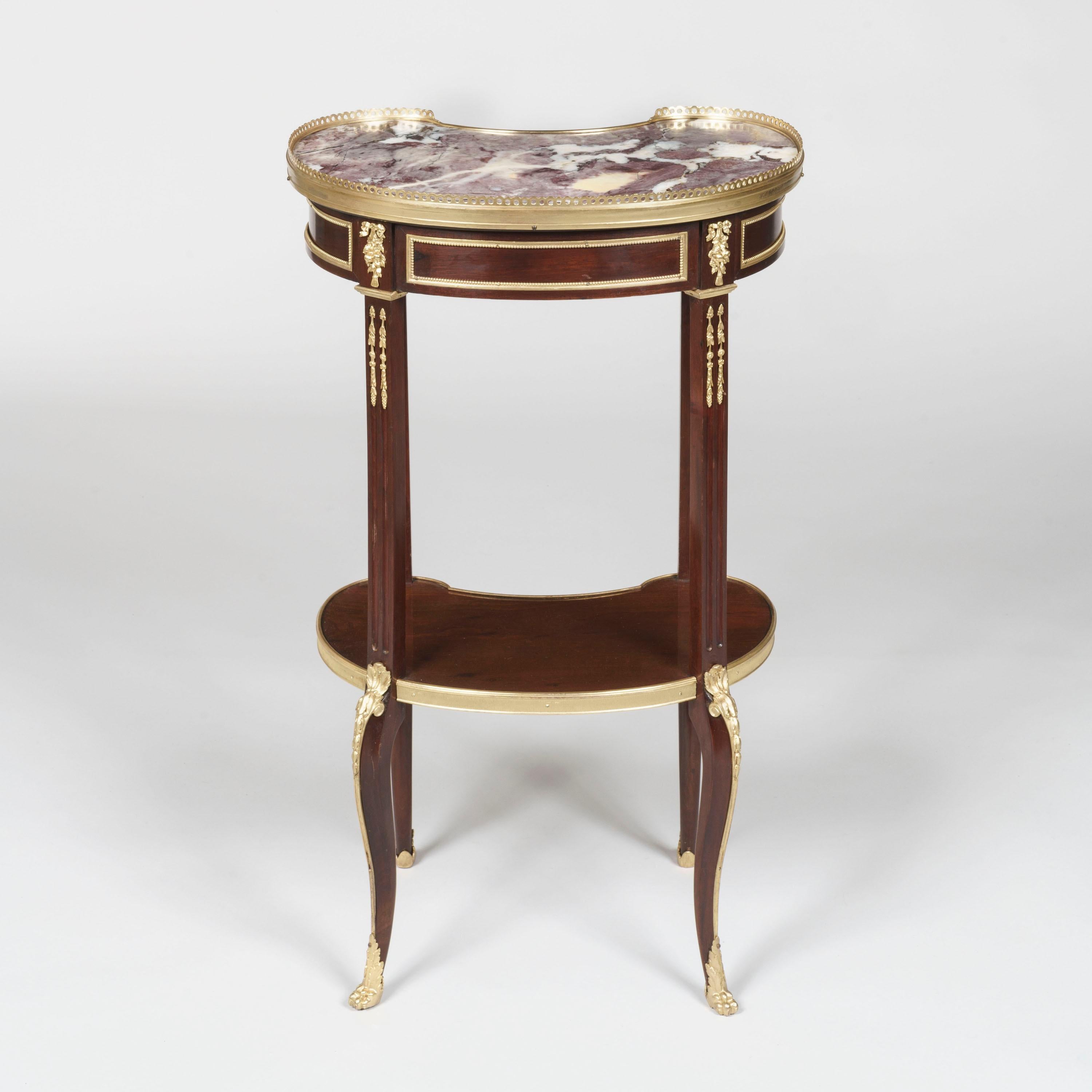 Louis XVI Paire de tables d'appoint françaises en forme de rein, montées en bronze doré, datant du XIXe siècle en vente