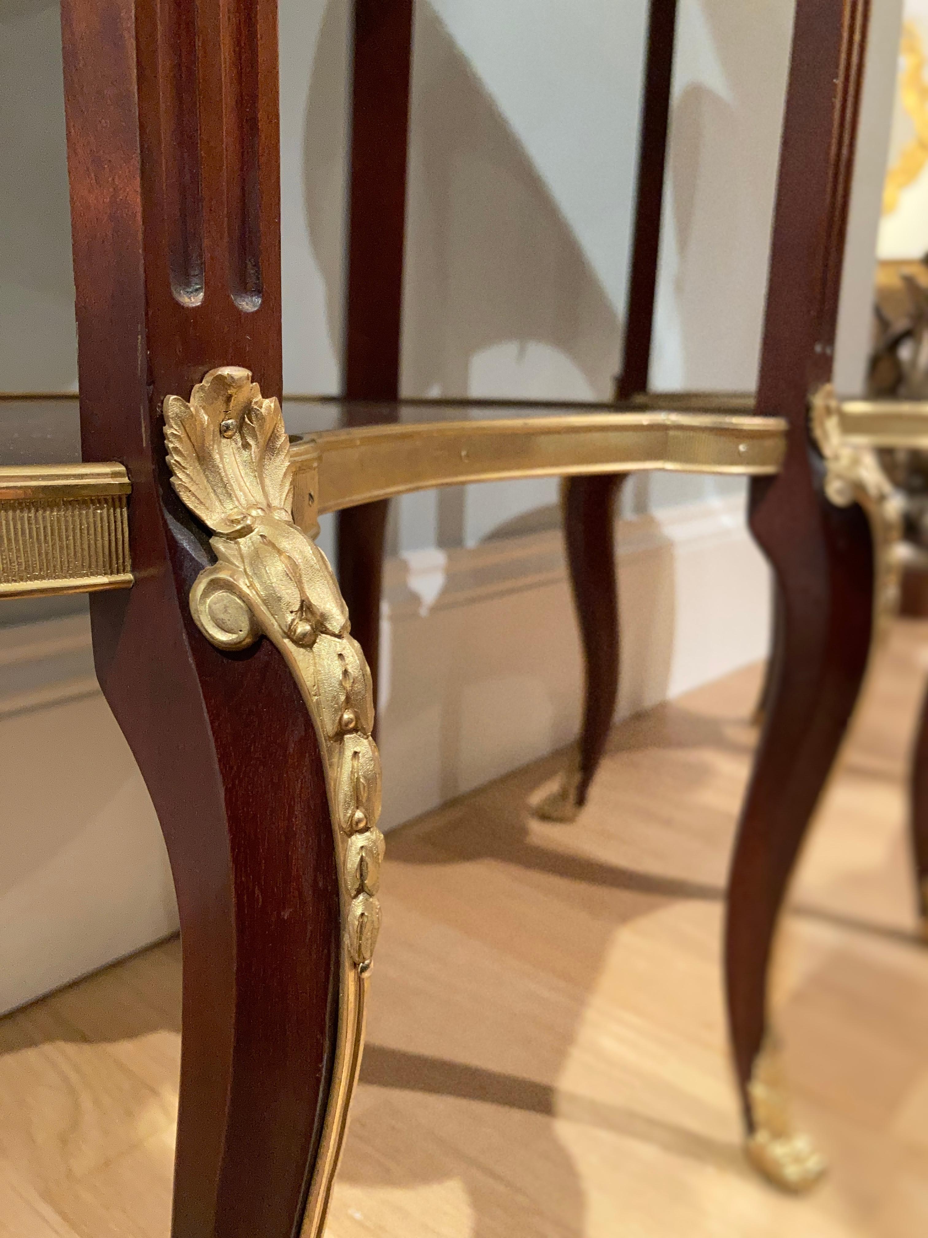 Paire de tables d'appoint françaises en forme de rein, montées en bronze doré, datant du XIXe siècle Bon état - En vente à London, GB