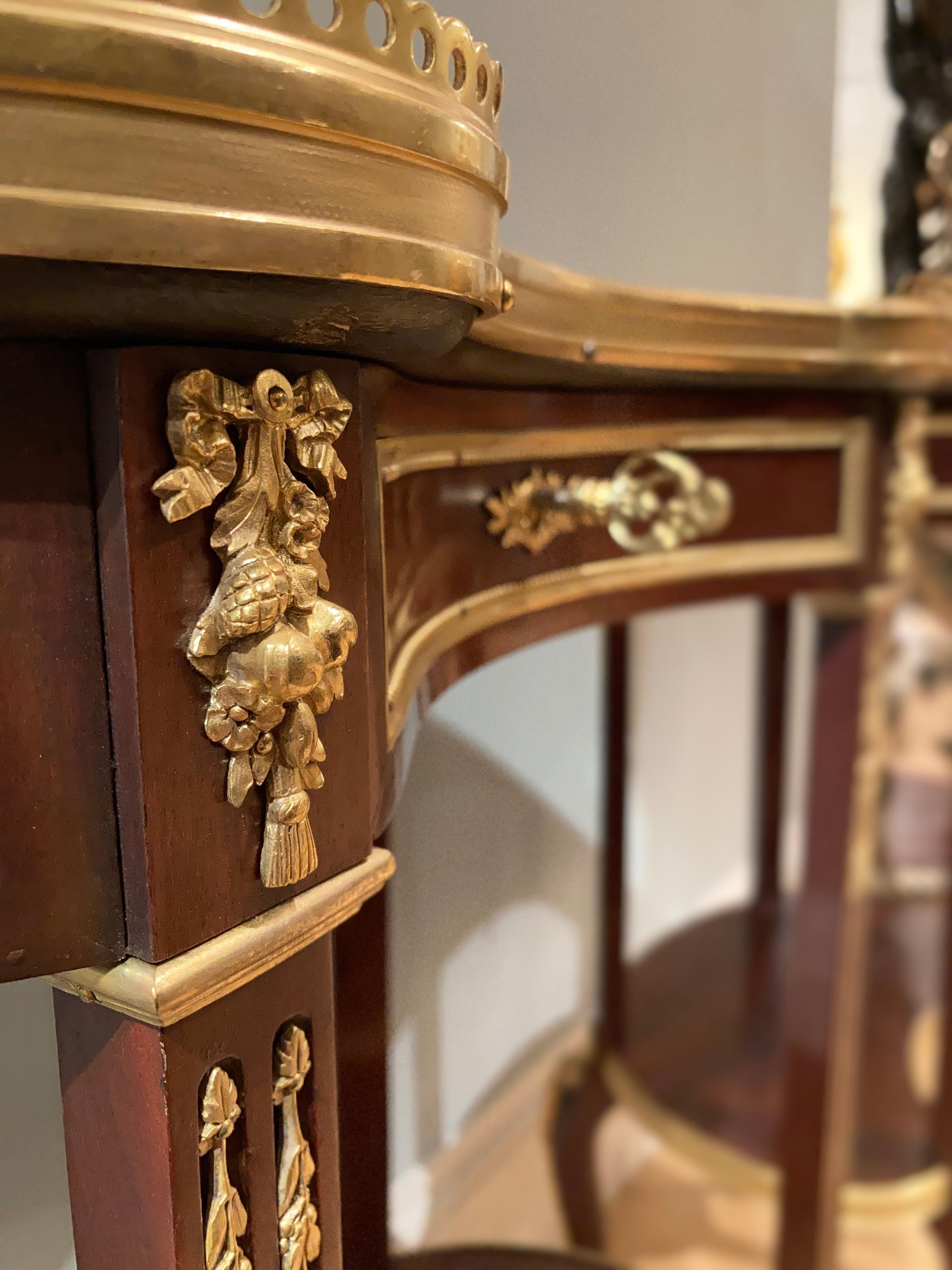 19th Century Pair of French Ormolu-Mounted Kidney-Shaped Occasional Tables For Sale 2