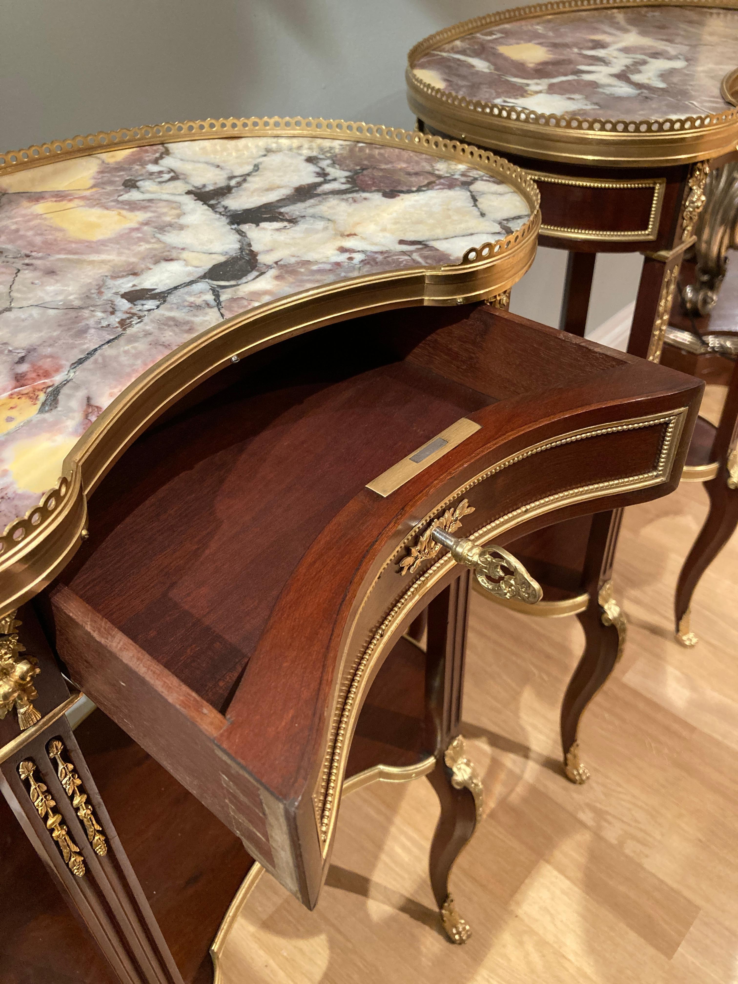 19th Century Pair of French Ormolu-Mounted Kidney-Shaped Occasional Tables For Sale 3