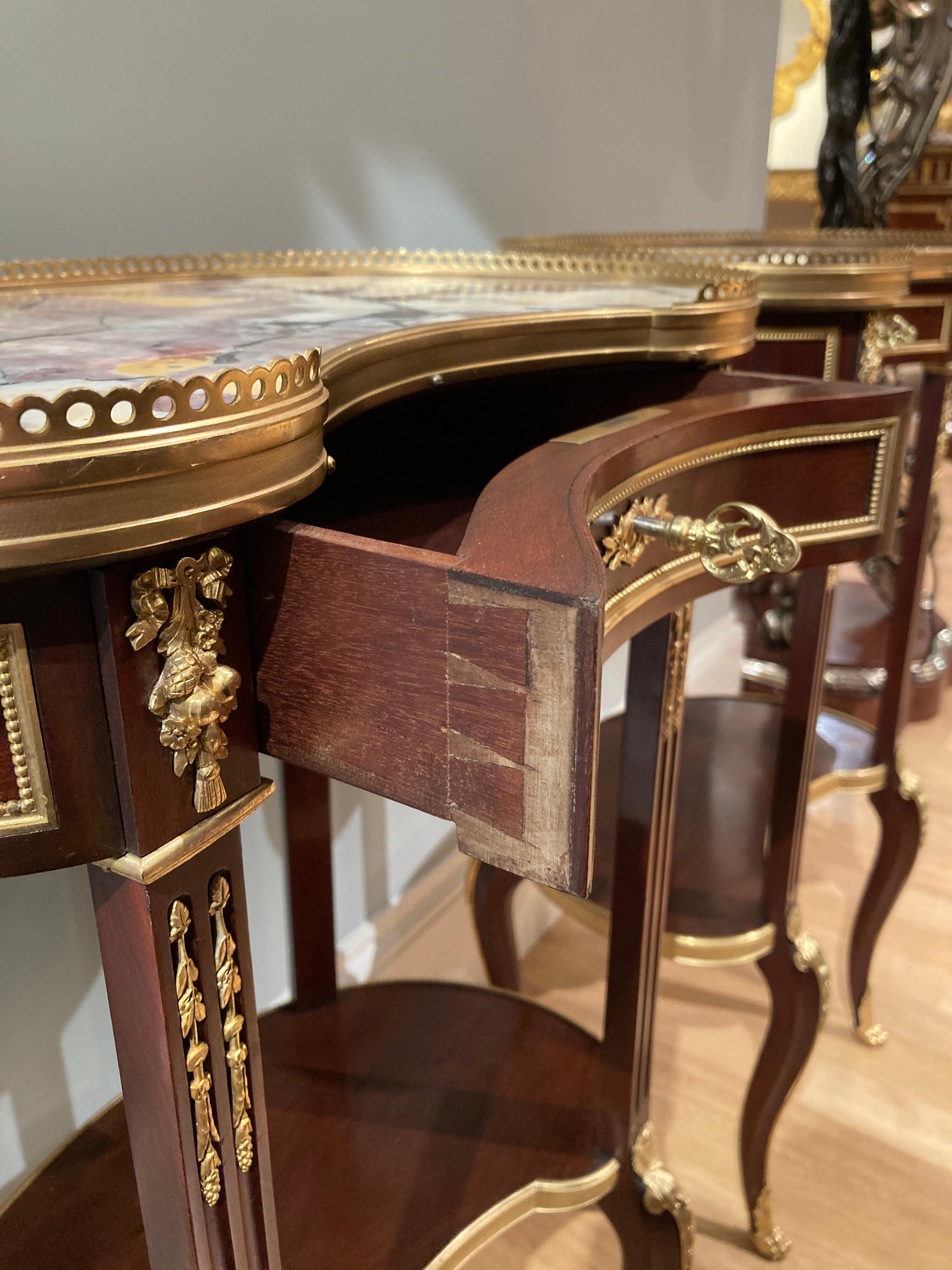 Paire de tables d'appoint françaises en forme de rein, montées en bronze doré, datant du XIXe siècle en vente 1