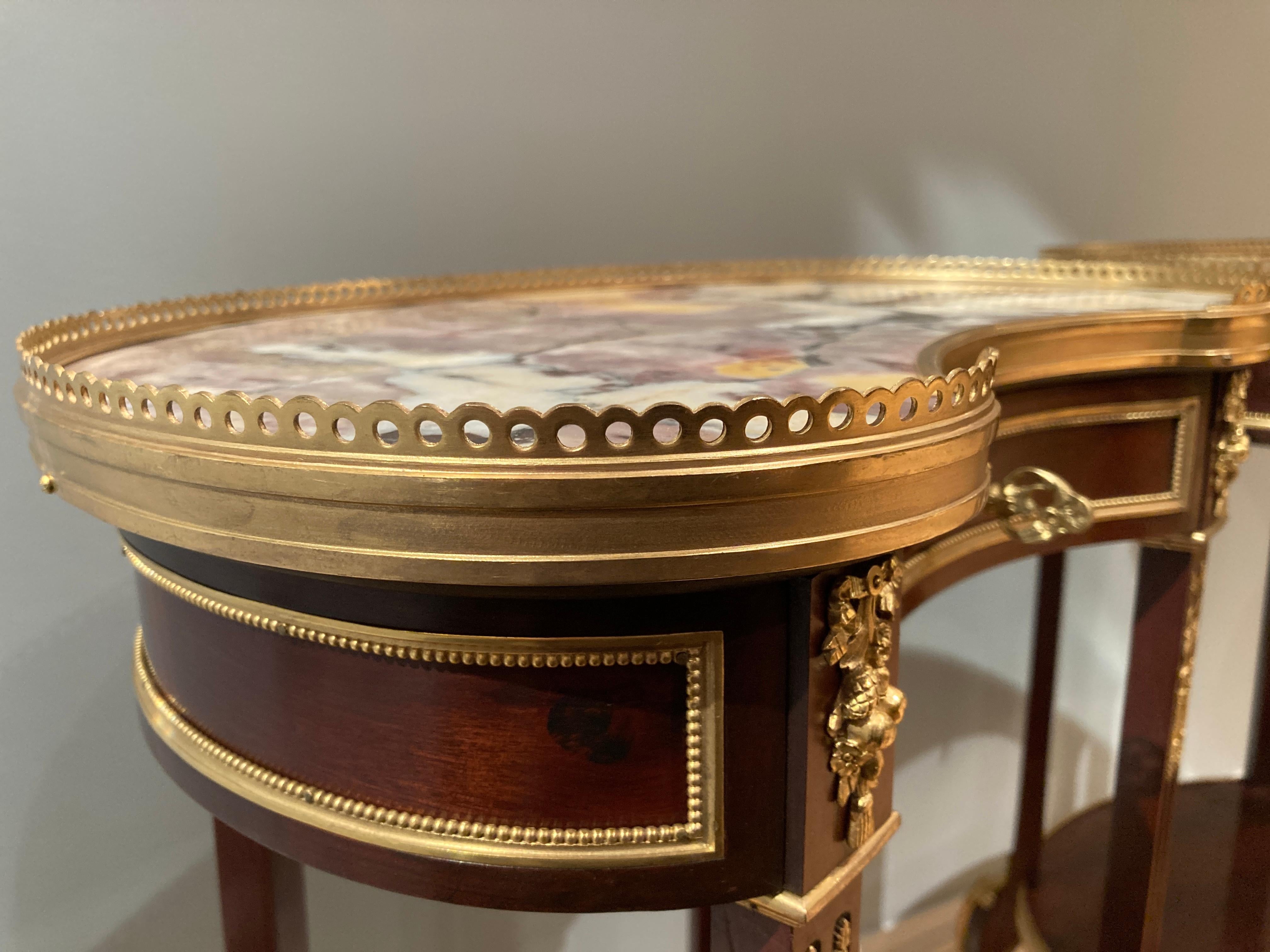 Paire de tables d'appoint françaises en forme de rein, montées en bronze doré, datant du XIXe siècle en vente 2