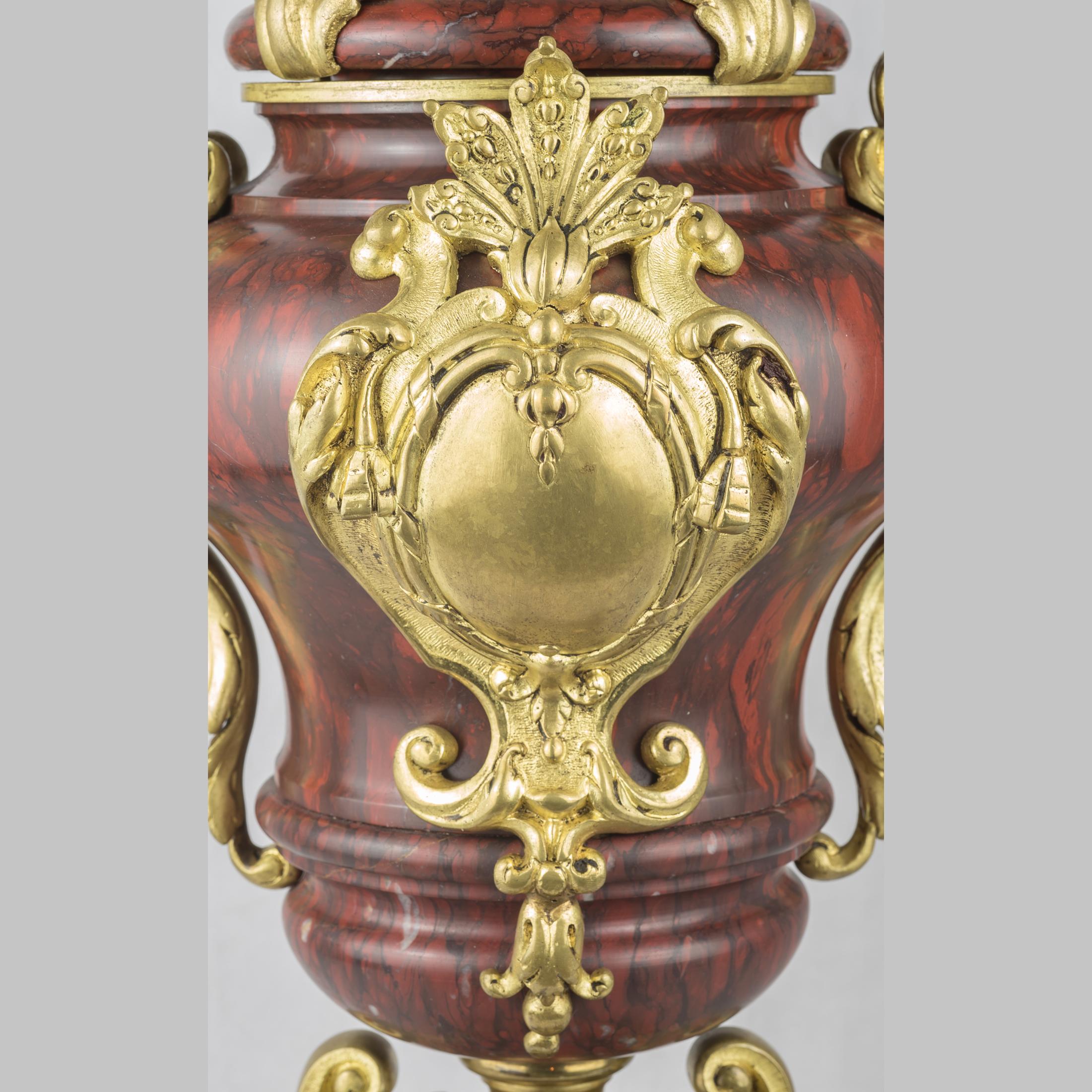 Dorato Coppia di urne francesi in marmo rosso ornate di ormeggio e coperte del XIX secolo in vendita