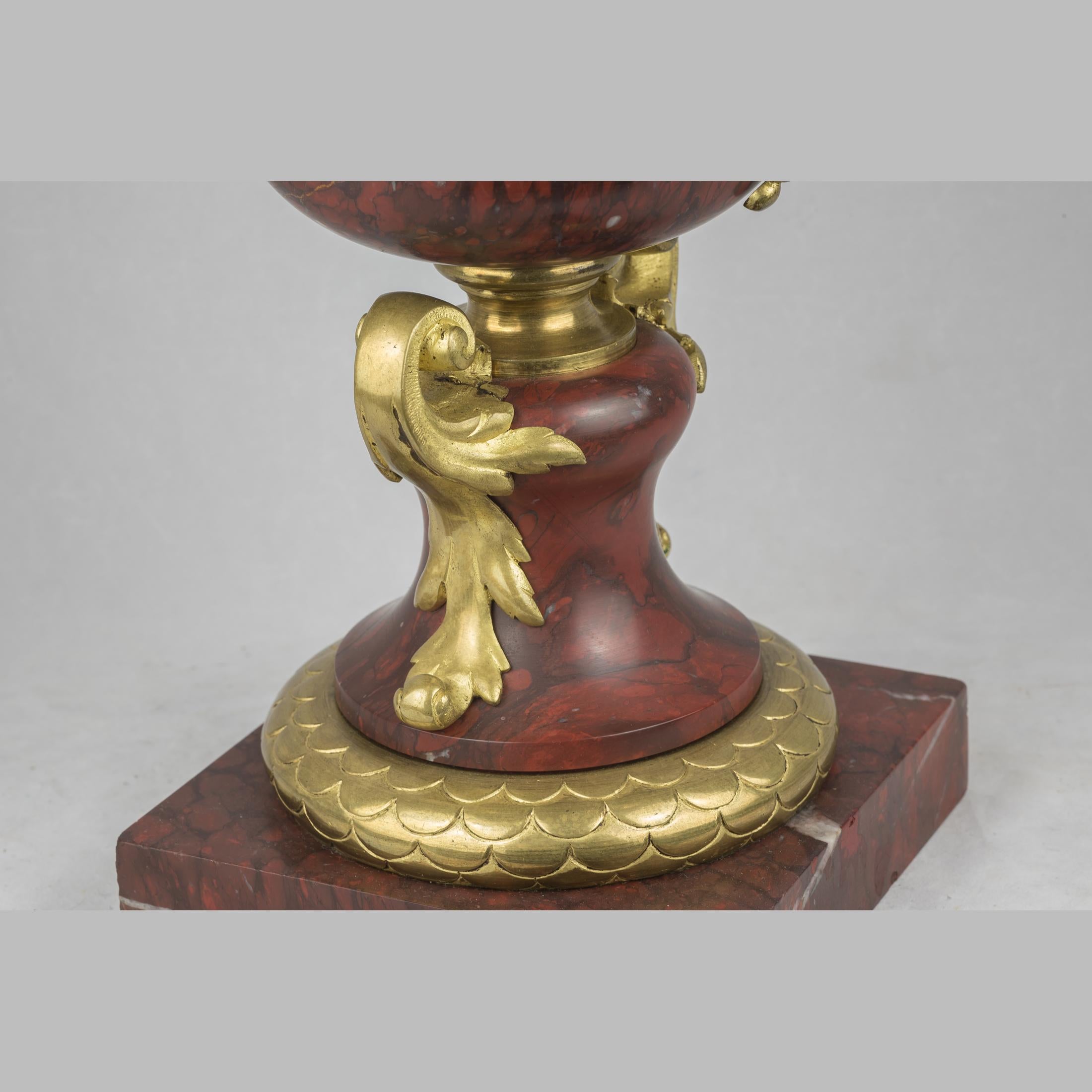 Coppia di urne francesi in marmo rosso ornate di ormeggio e coperte del XIX secolo in vendita 1