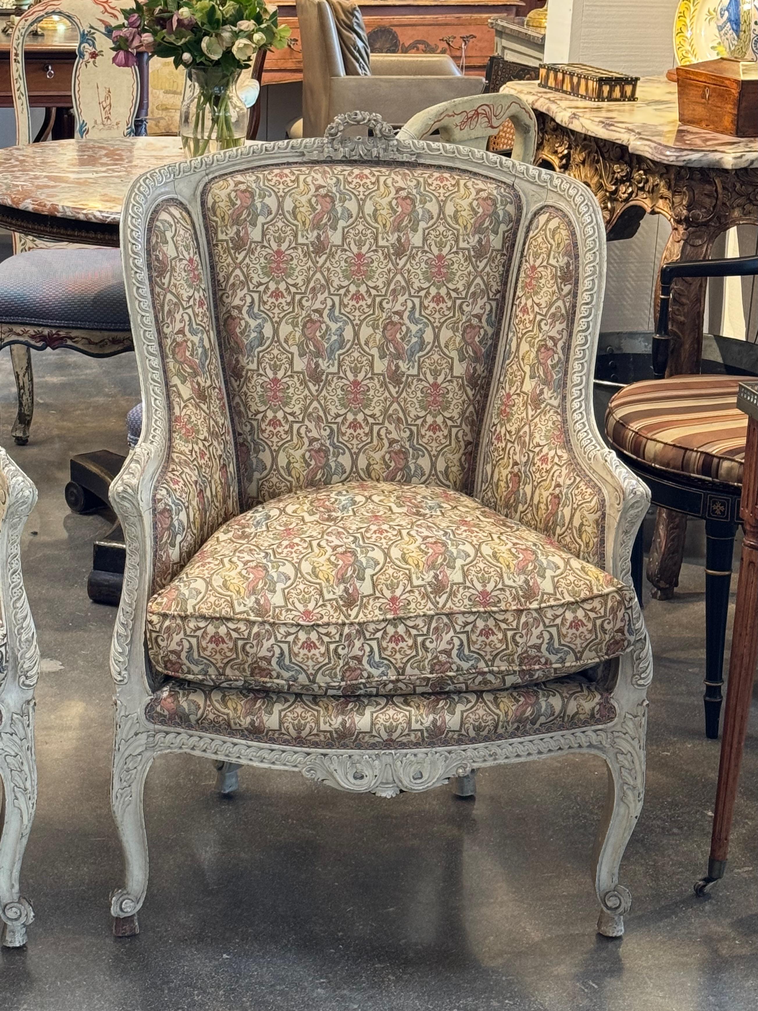 Paire de bergères peintes françaises du 19ème siècle Bon état - En vente à Charlottesville, VA