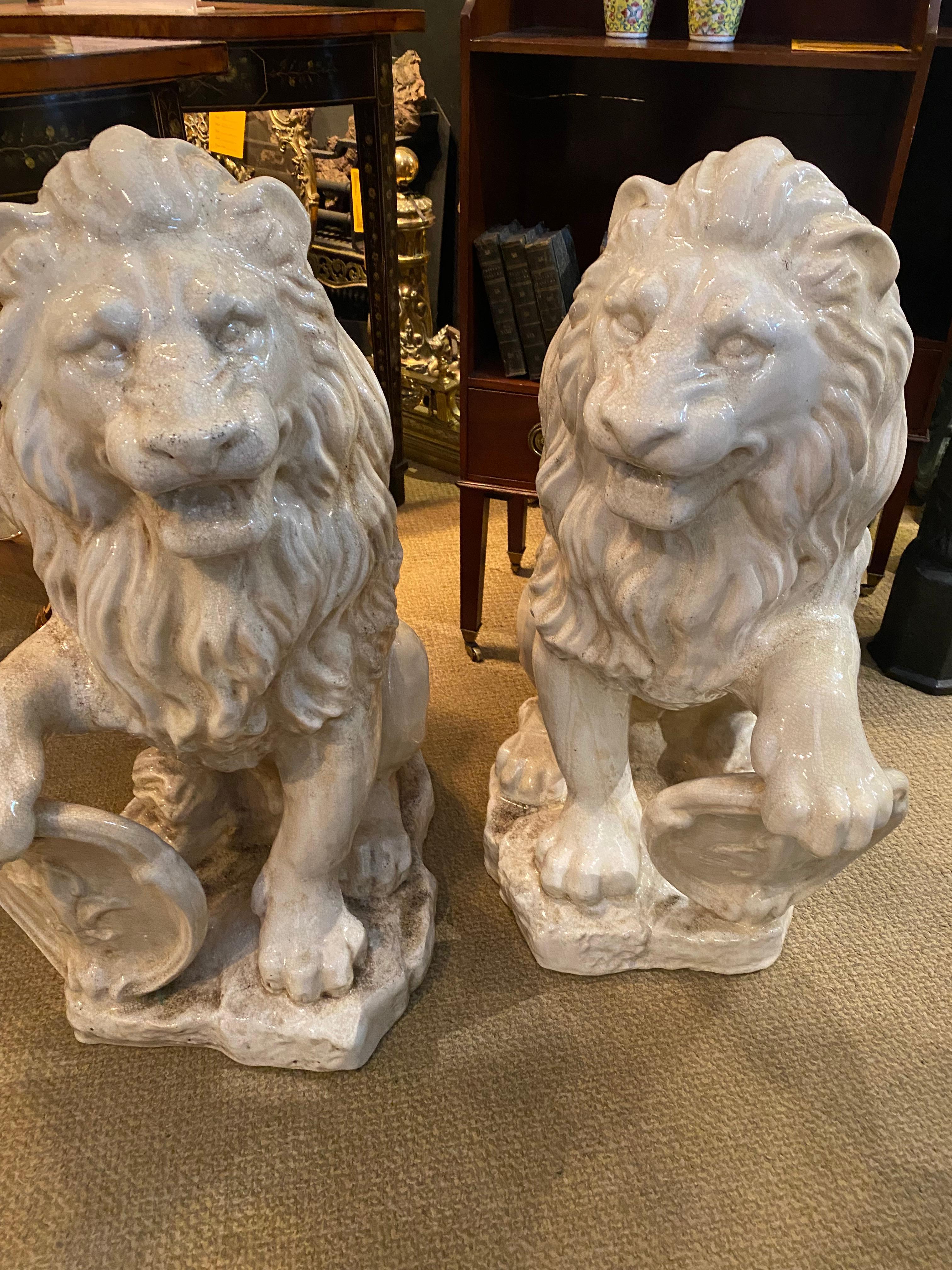 Paar französische bemalte und glasierte Terrakotta-Löwen aus dem 19. Jahrhundert (Französisch) im Angebot