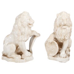 Paire de lions en terre cuite peints et émaillés du 19e siècle