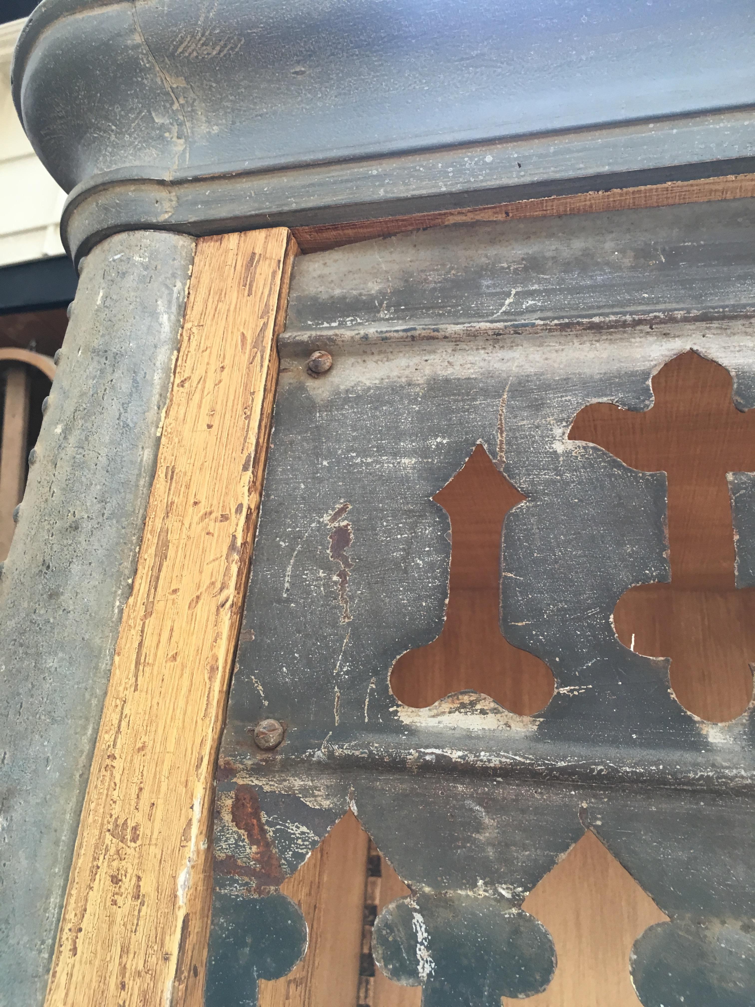 19th Century Pair of French Painted Wood Cabinets with Zinc-Coated Details In Good Condition In Florence, IT