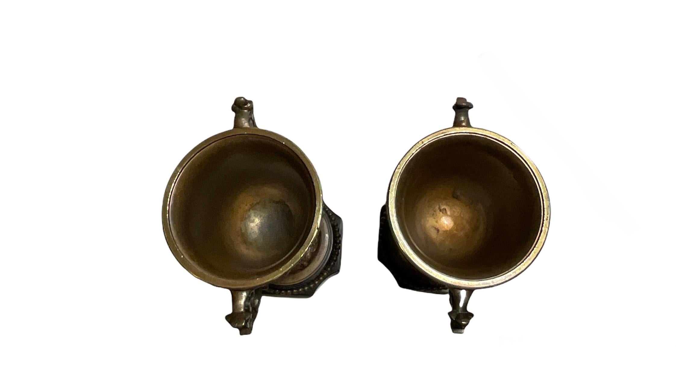 Paire de tasses ou urnes à couvercle en bronze patiné du 19ème siècle français en vente 2