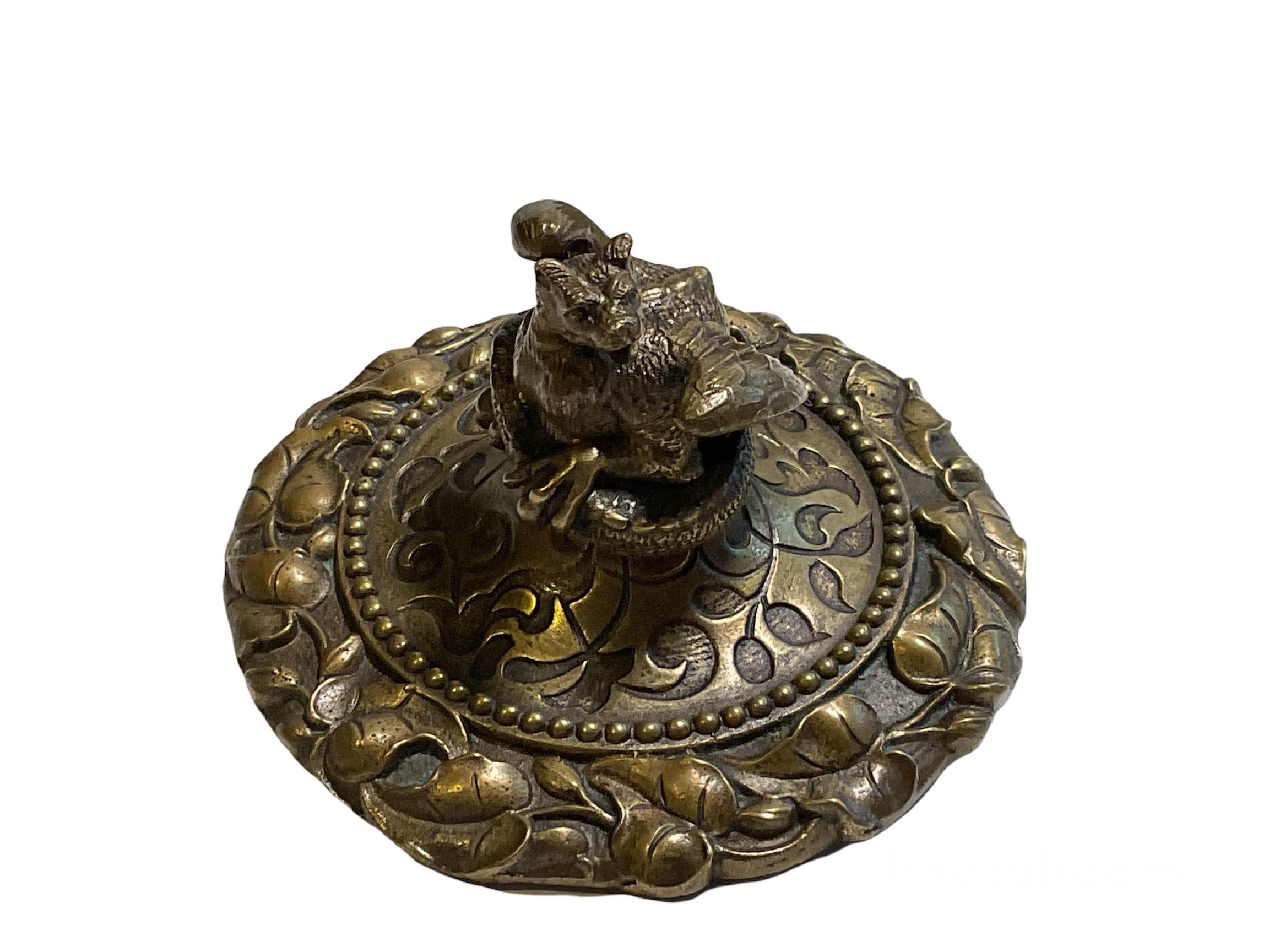 Paire de tasses ou urnes à couvercle en bronze patiné du 19ème siècle français en vente 3