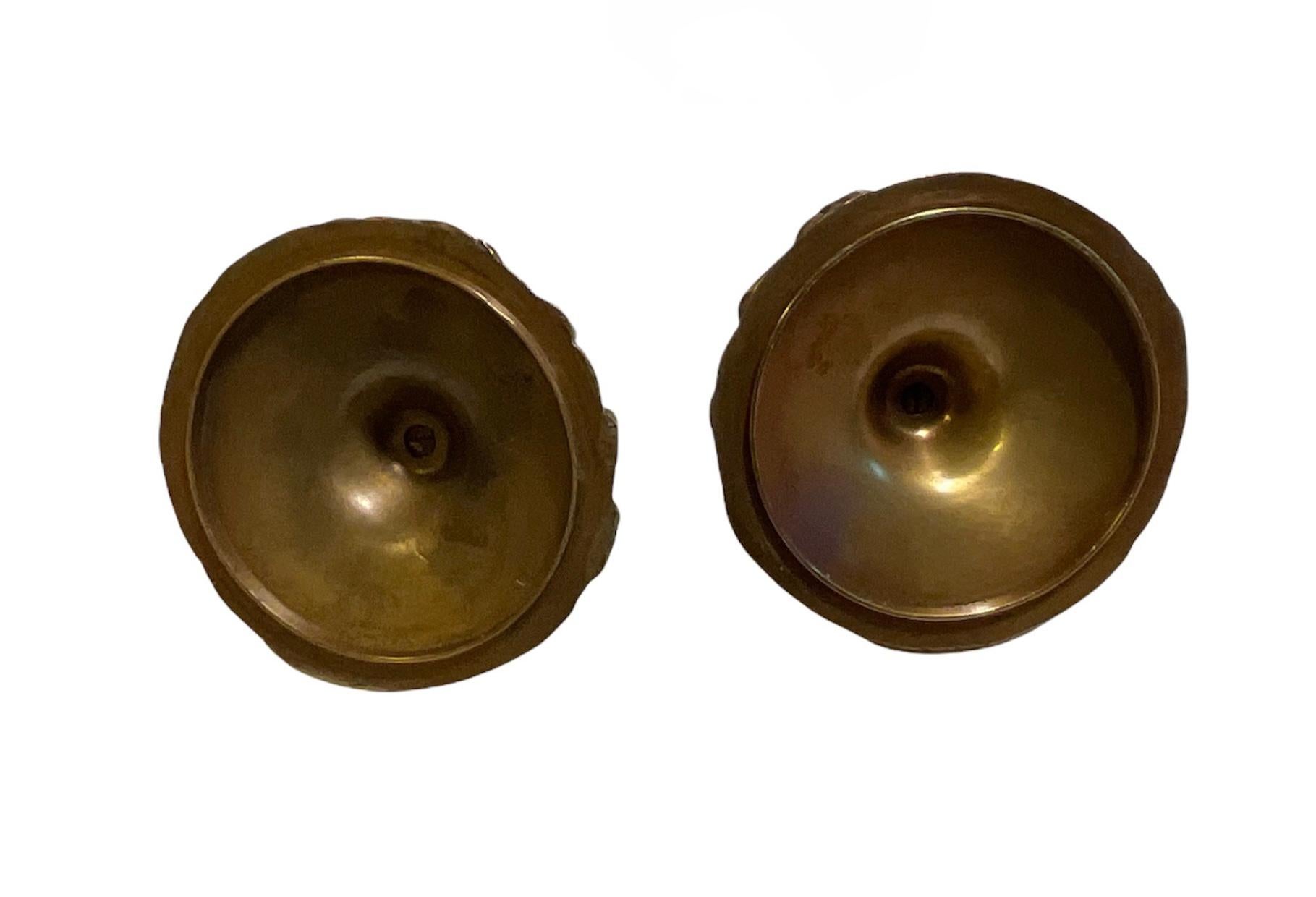 Paire de tasses ou urnes à couvercle en bronze patiné du 19ème siècle français en vente 4