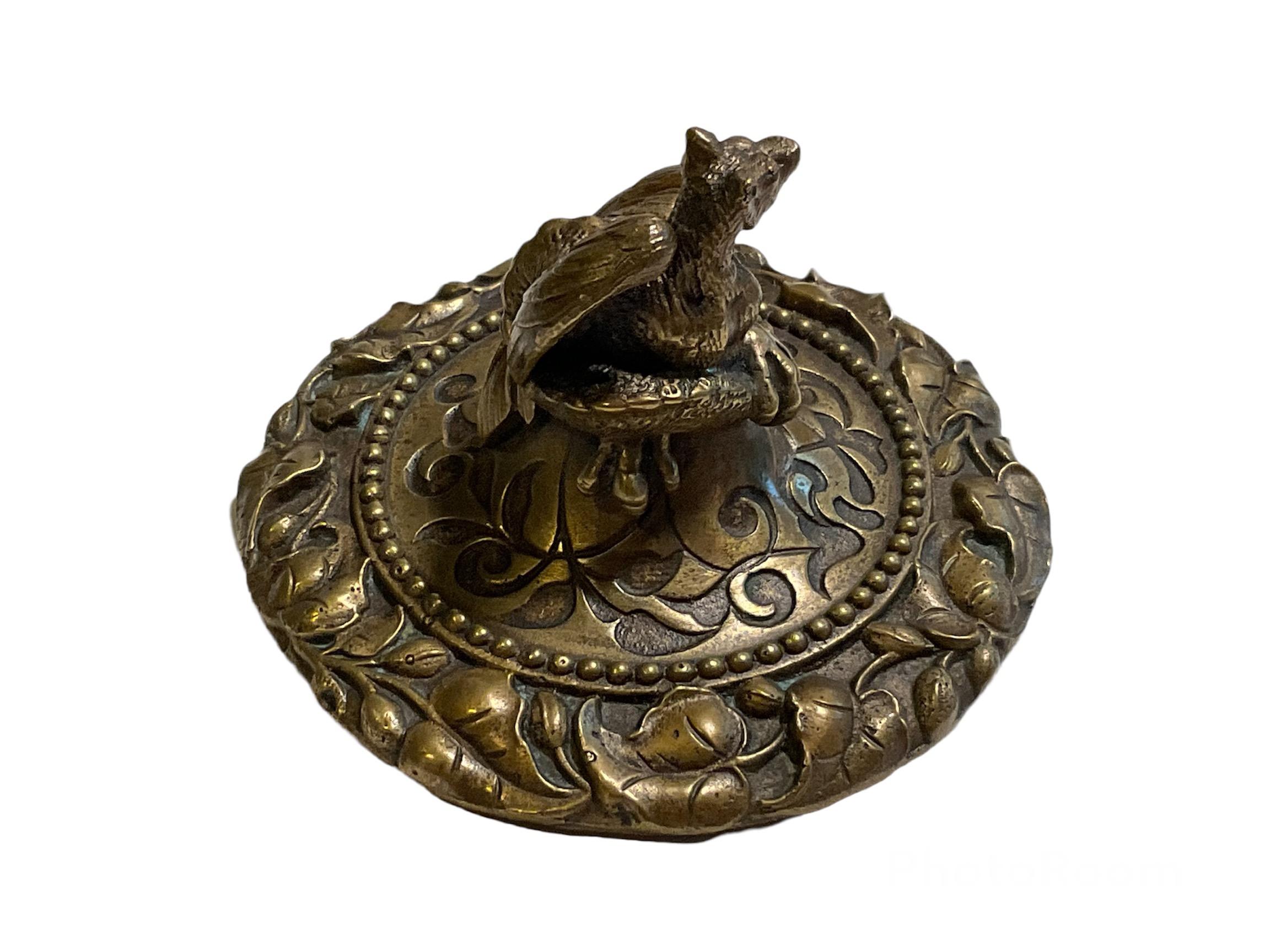 Paire de tasses ou urnes à couvercle en bronze patiné du 19ème siècle français en vente 7