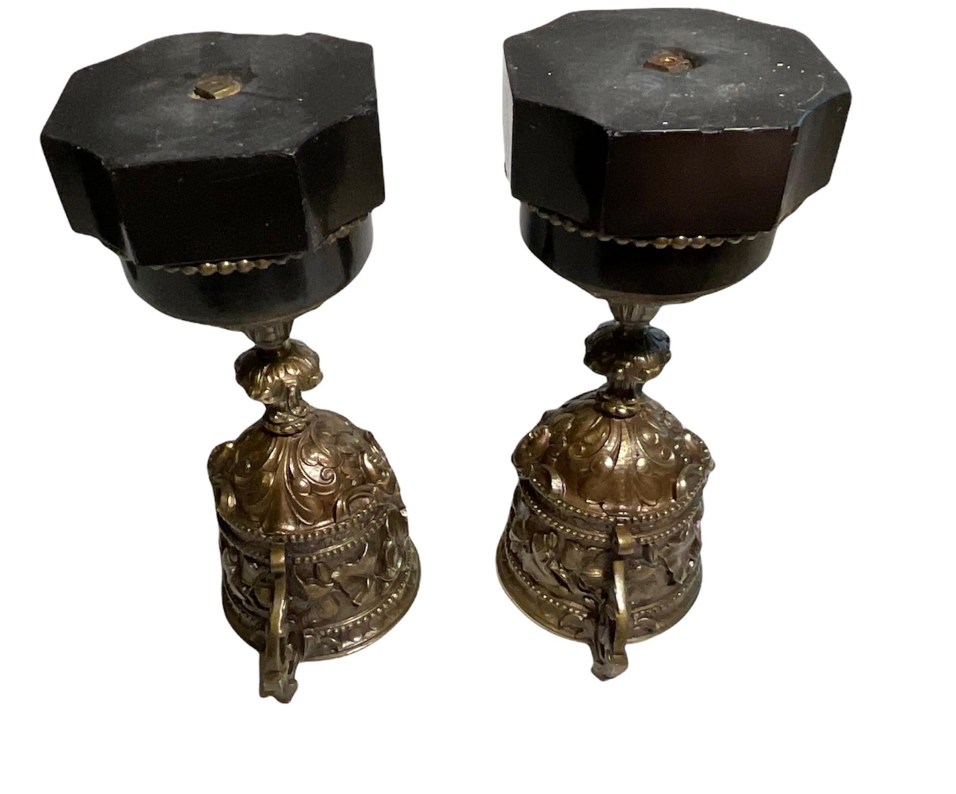 Paire de tasses ou urnes à couvercle en bronze patiné du 19ème siècle français en vente 8