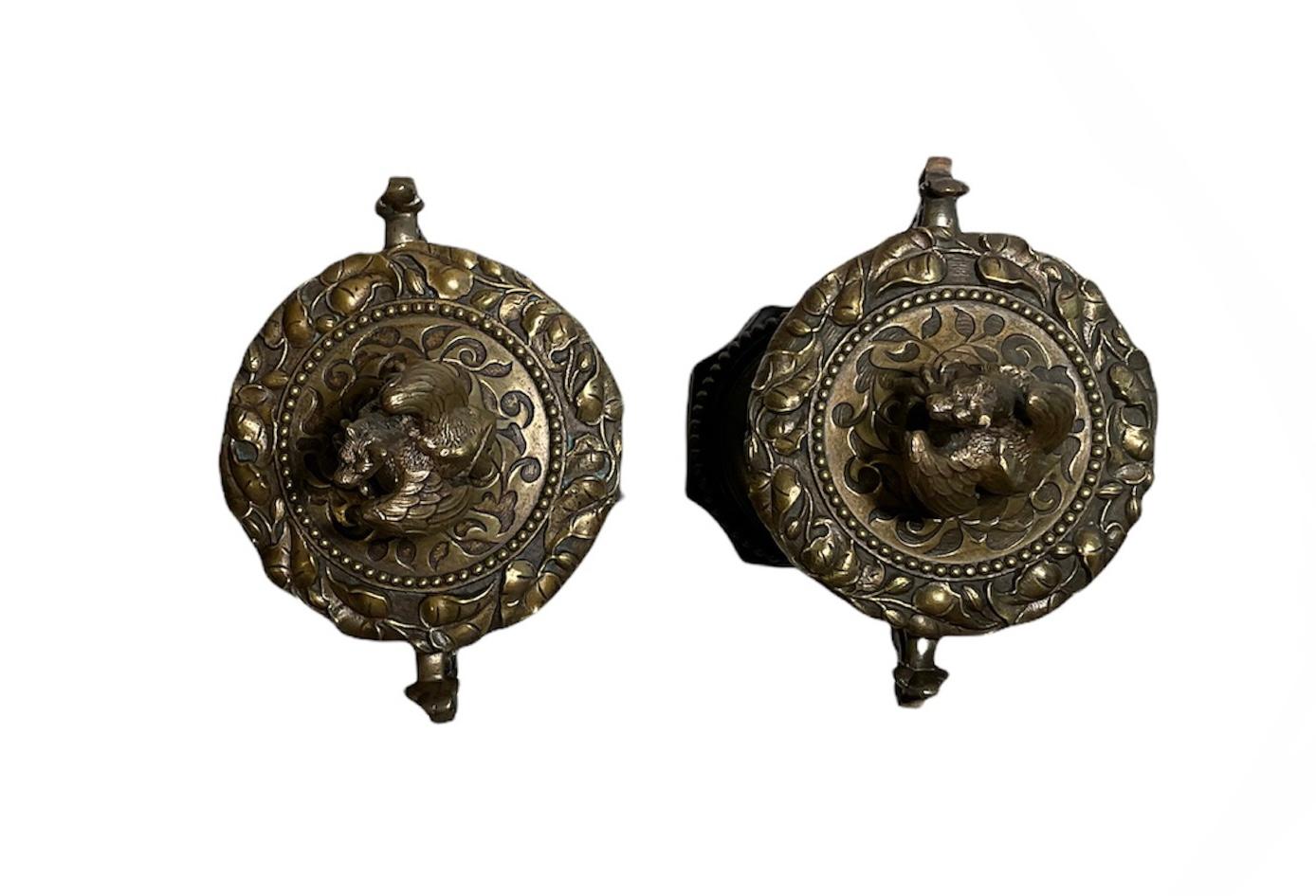Français Paire de tasses ou urnes à couvercle en bronze patiné du 19ème siècle français en vente