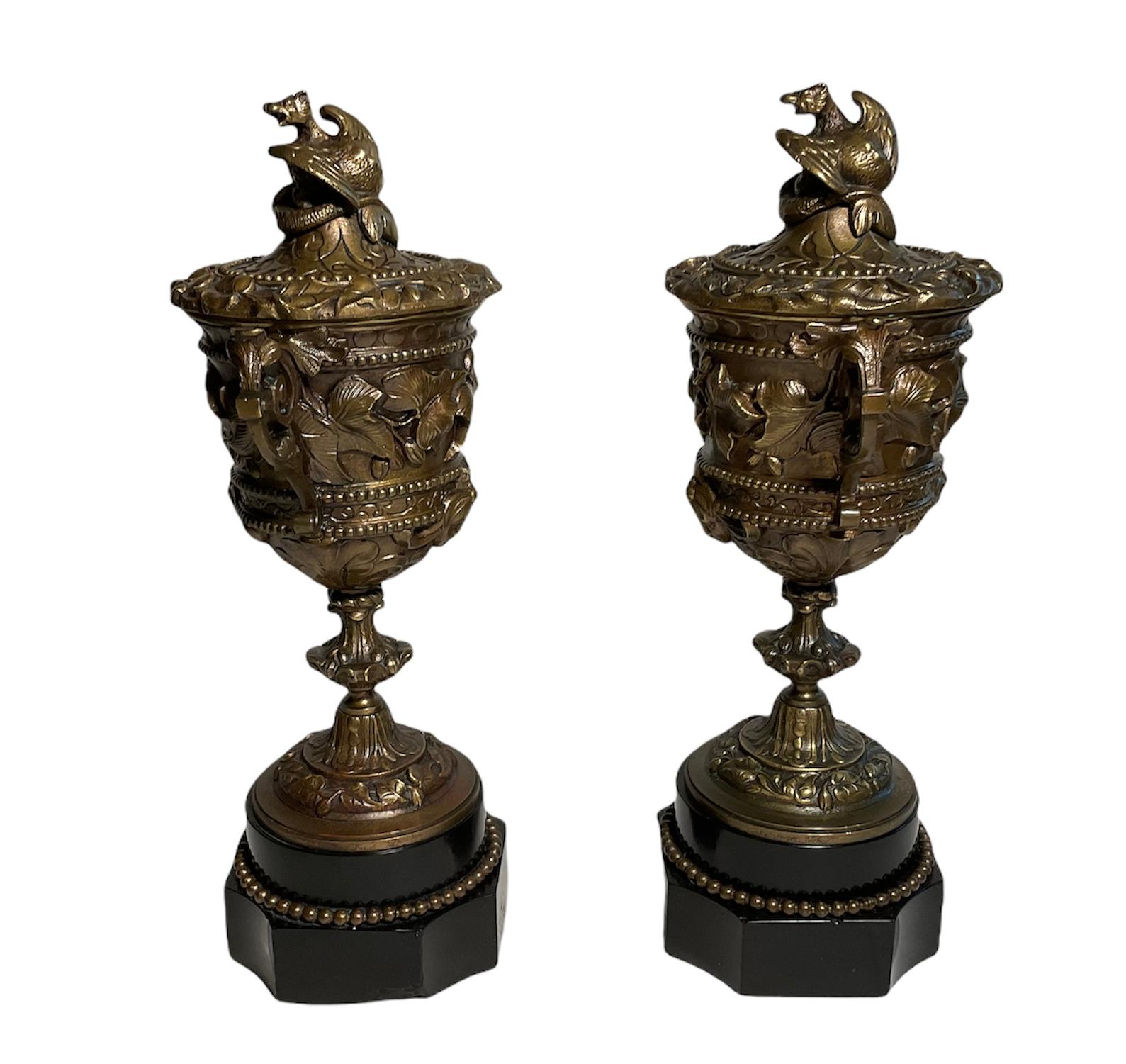 Moulage Paire de tasses ou urnes à couvercle en bronze patiné du 19ème siècle français en vente