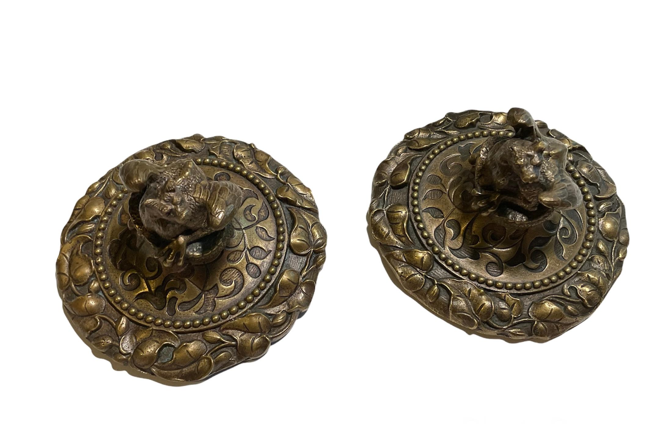 Bronze Paire de tasses ou urnes à couvercle en bronze patiné du 19ème siècle français en vente