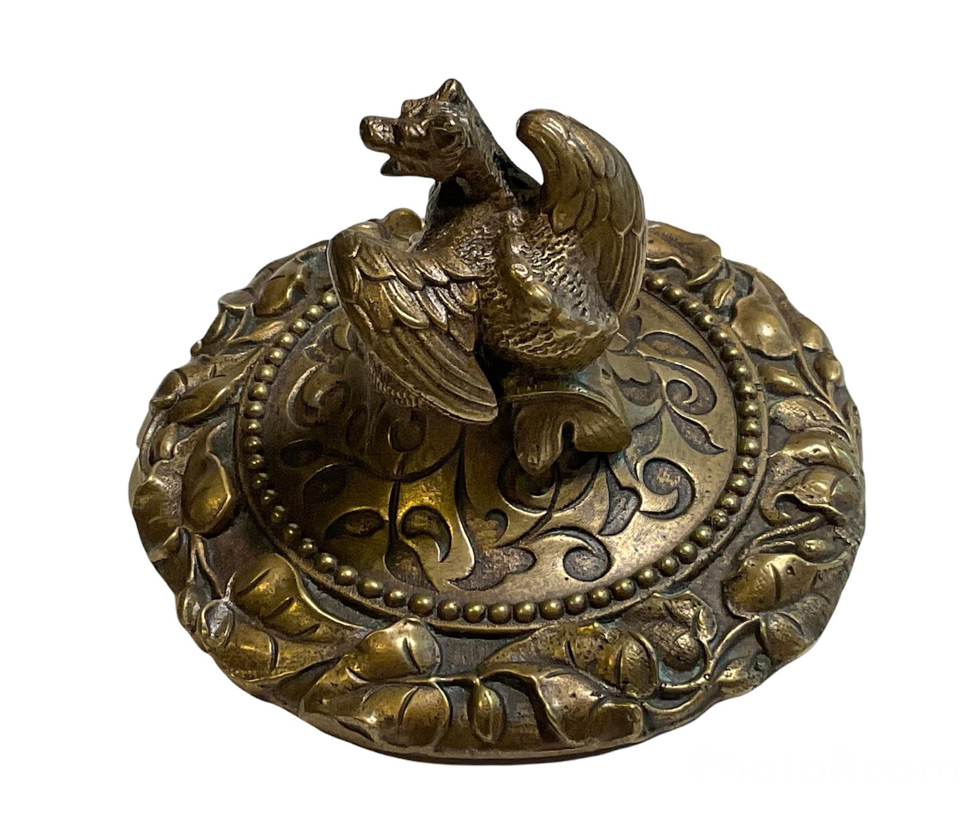 Paire de tasses ou urnes à couvercle en bronze patiné du 19ème siècle français en vente 1