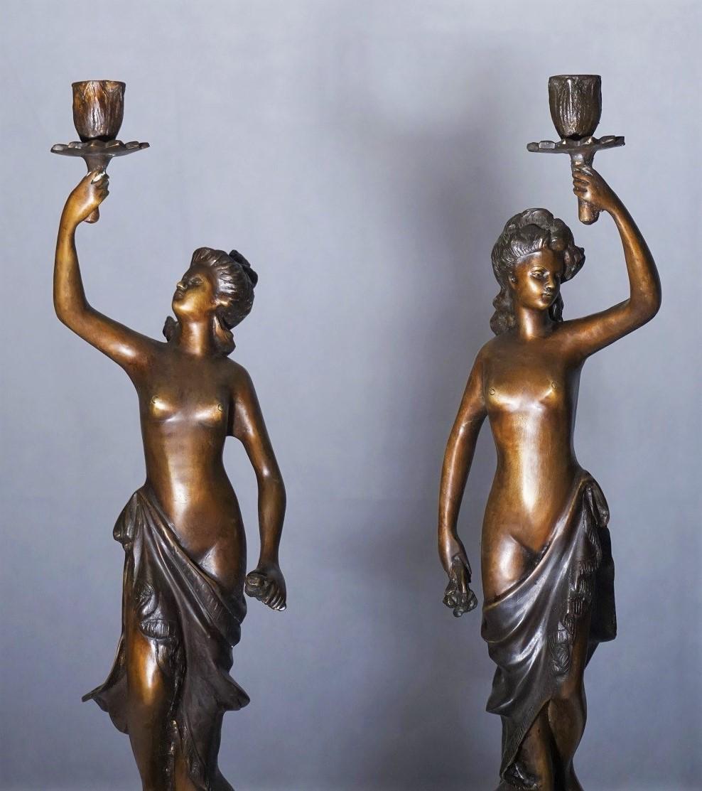 Empire Paire de bougeoirs à chandeliers en bronze patiné du 19ème siècle représentant des sculptures françaises en vente