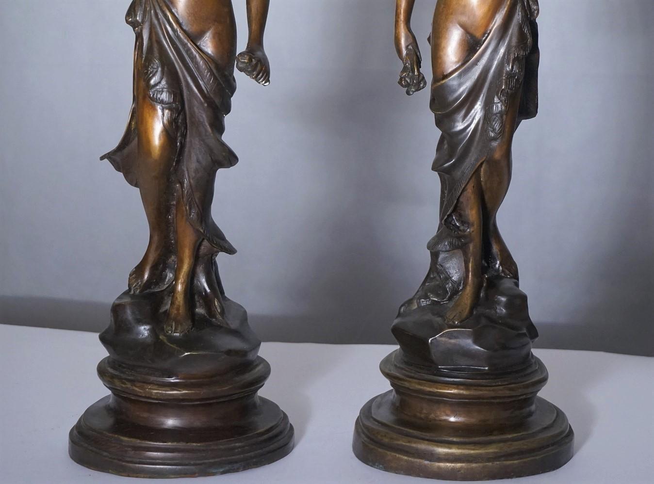 Français Paire de bougeoirs à chandeliers en bronze patiné du 19ème siècle représentant des sculptures françaises en vente