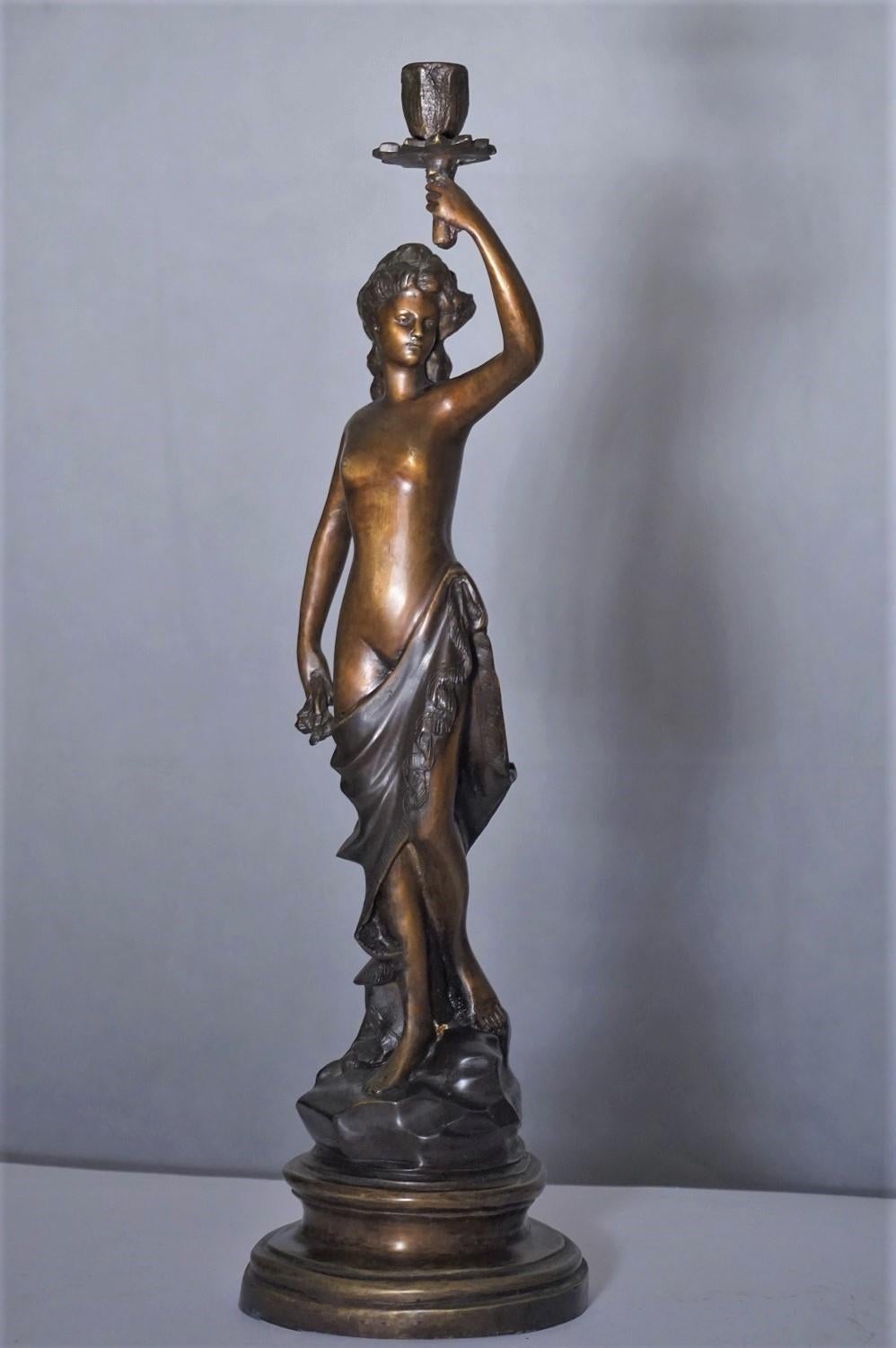 Patiné Paire de bougeoirs à chandeliers en bronze patiné du 19ème siècle représentant des sculptures françaises en vente